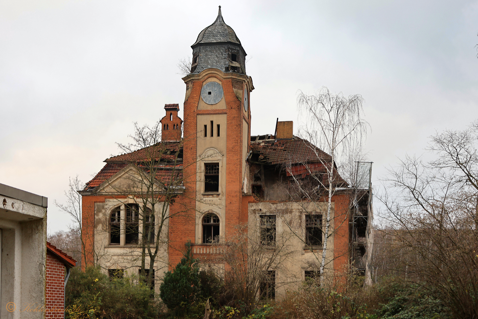 Die letzten Aufnahmen vom intakten Verwaltungsgebäude. - 17.12.2023 Kohlenkirche: Der Abriss der Kohlenkirche
