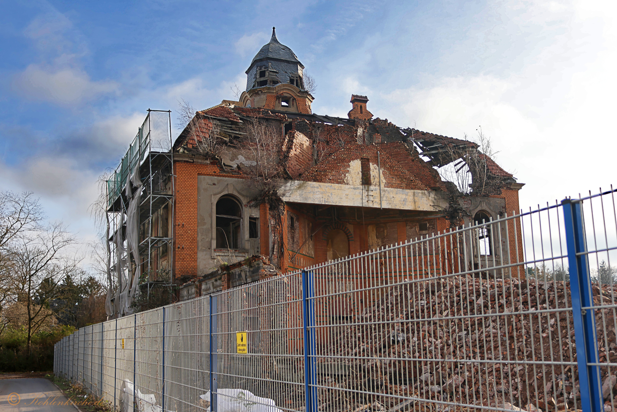 Die letzten Aufnahmen vom intakten Verwaltungsgebäude. - 17.12.2023 Kohlenkirche: Der Abriss der Kohlenkirche