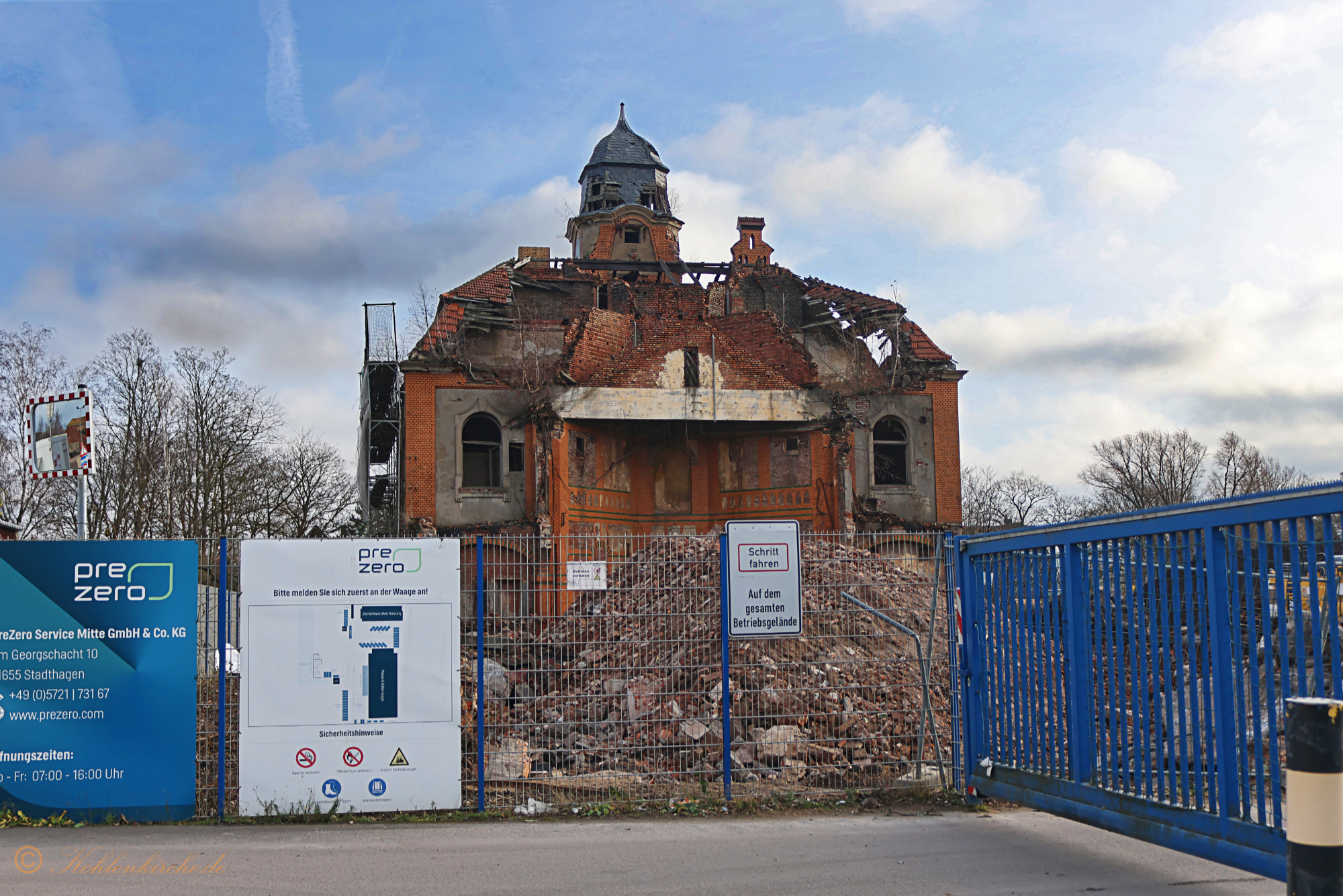 Die letzten Aufnahmen vom intakten Verwaltungsgebäude. - 17.12.2023 Kohlenkirche: Der Abriss der Kohlenkirche