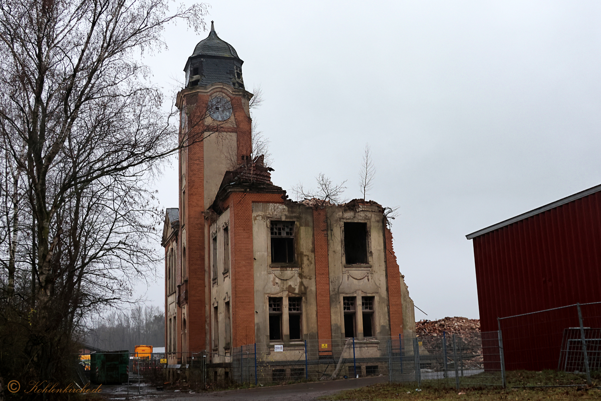 Im Erdgeschoss fehlt Raum 3 und im Obergeschoss Raum 5. Im Dachgeschoss wurden gestern alle Räume beseitigt. - 19.12.2023 Kohlenkirche: Der Abriss der Kohlenkirche