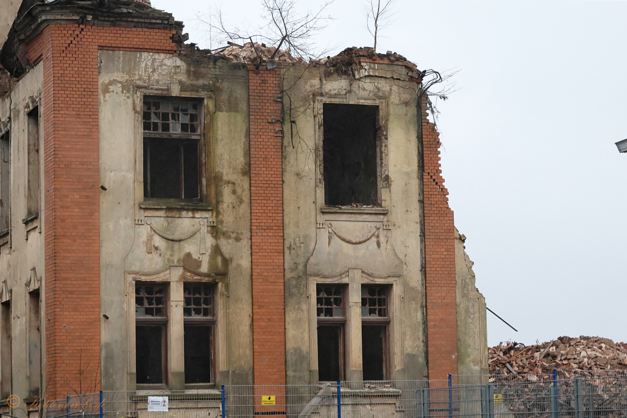 Im Erdgeschoss sind die Räume eins und zwei noch vorhanden. Verschont blieben die Räume drei und vier im Obergeschoss. - 19.12.2023 Kohlenkirche: Der Abriss der Kohlenkirche
