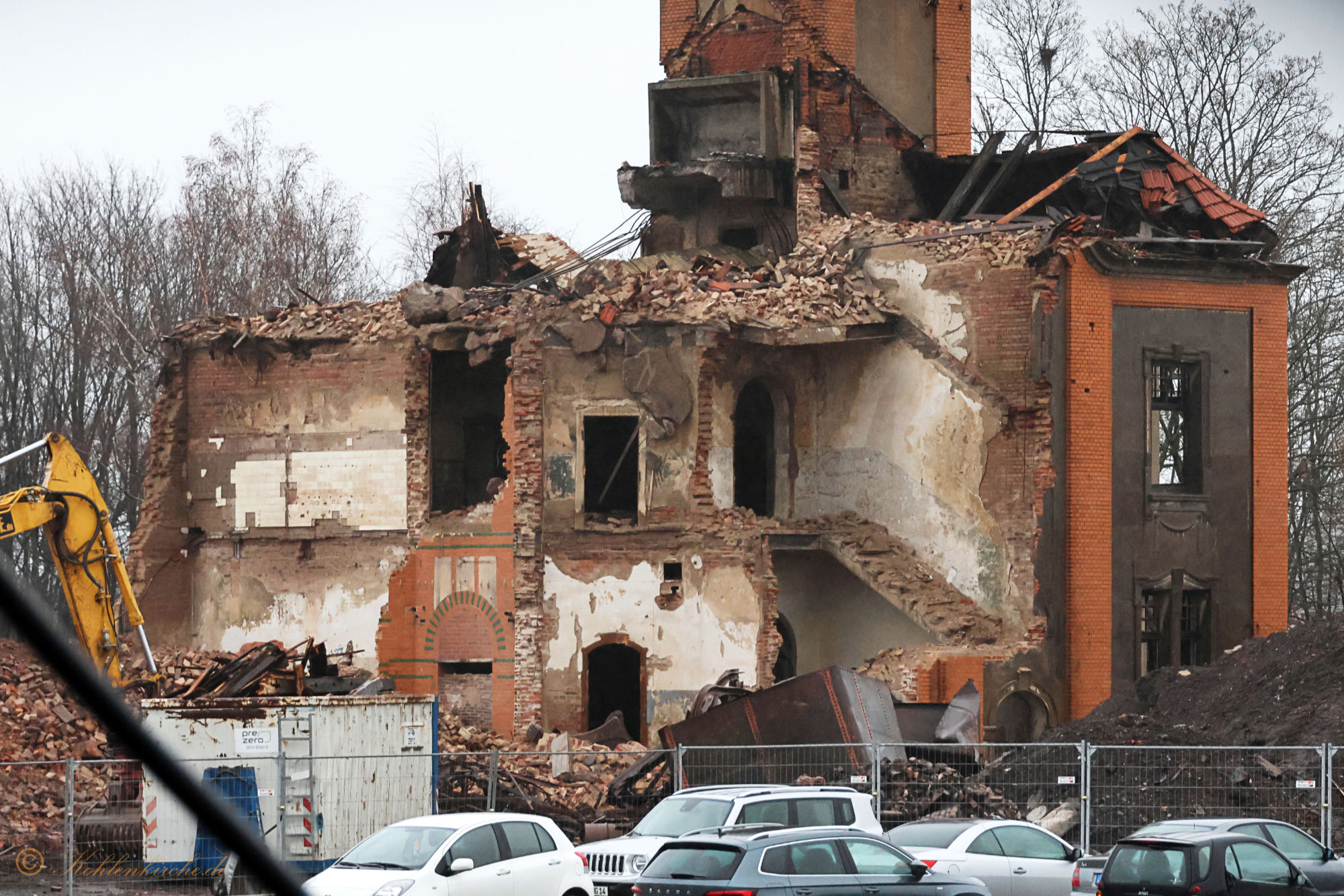 Der Türrahmen vom fünften Raum im Erdgeschoss, sowie der Türrahmen vom sechsten Raum im ersten Stockwerk sind noch erhalten. Die Treppe, die in das erste Stockwerk führt, ist nicht beschädigt worden. - 19.12.2023 Kohlenkirche: Der Abriss der Kohlenkirche
