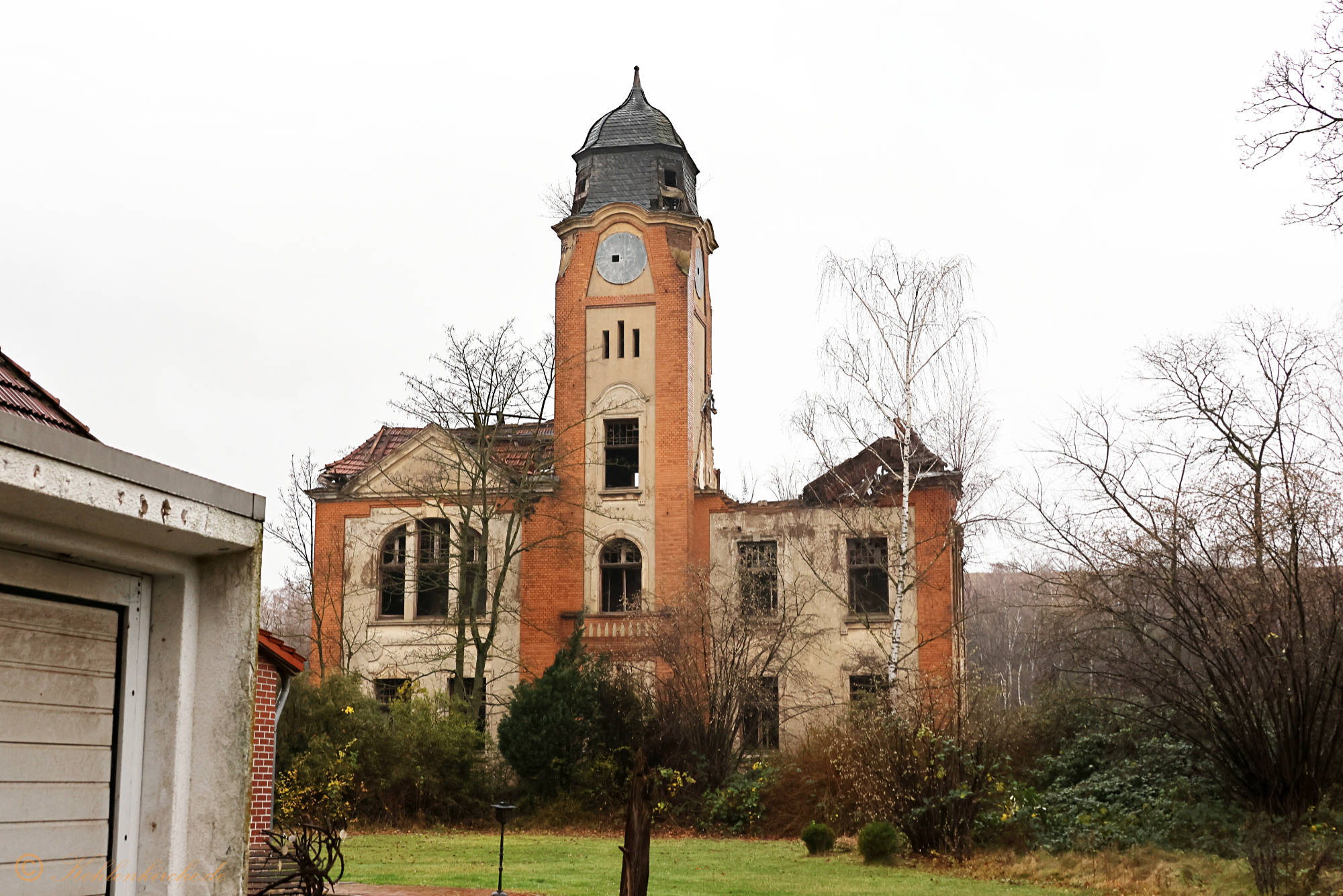 Trotz des fehlenden Daches ist das Verwaltungsgebäude immer noch beeindruckend. - 19.12.2023 Kohlenkirche: Der Abriss der Kohlenkirche