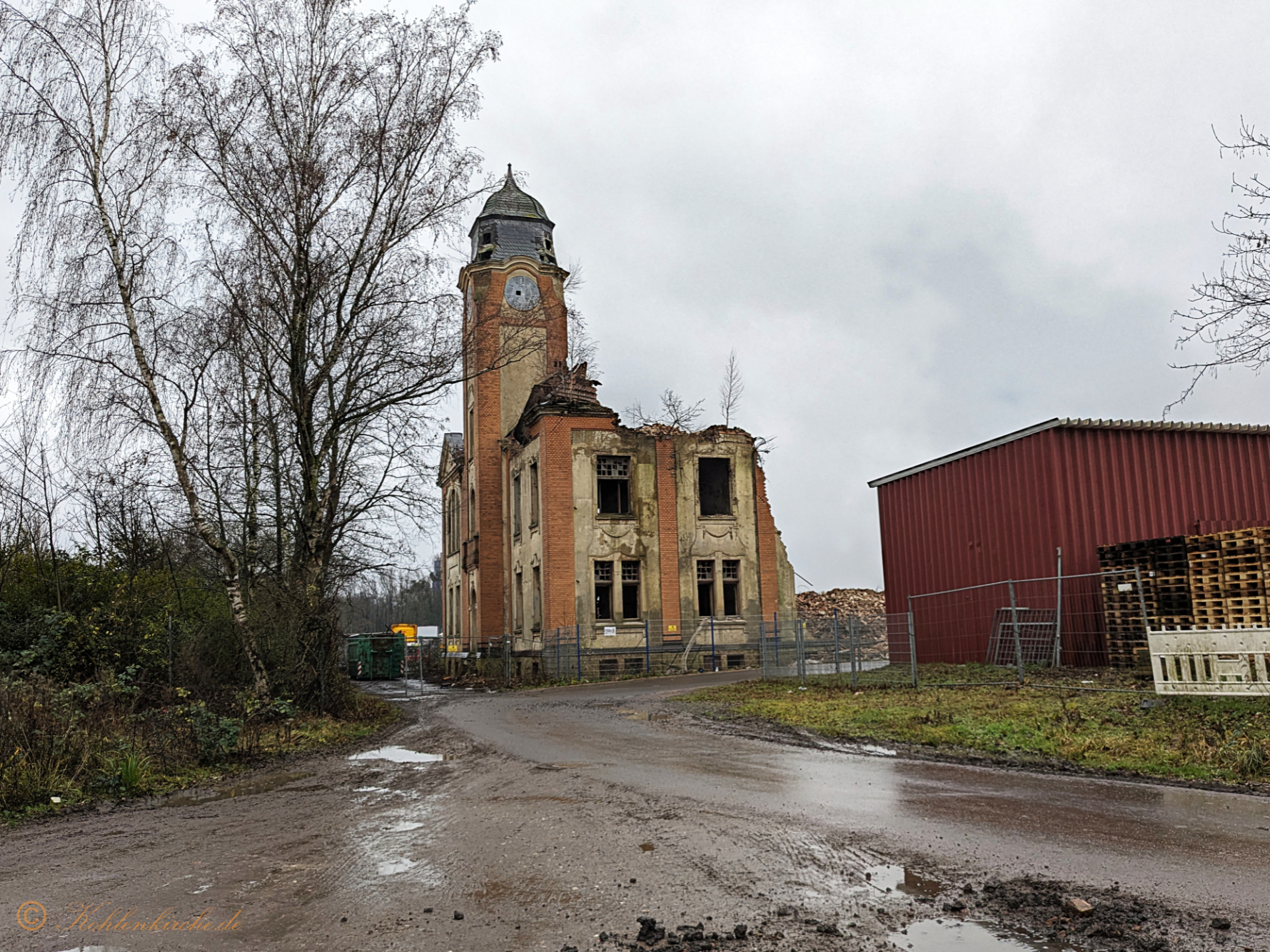 Gestern wurden Räume des Verwaltungsgebäudes entfernt. - 19.12.2023 Kohlenkirche: Der Abriss der Kohlenkirche