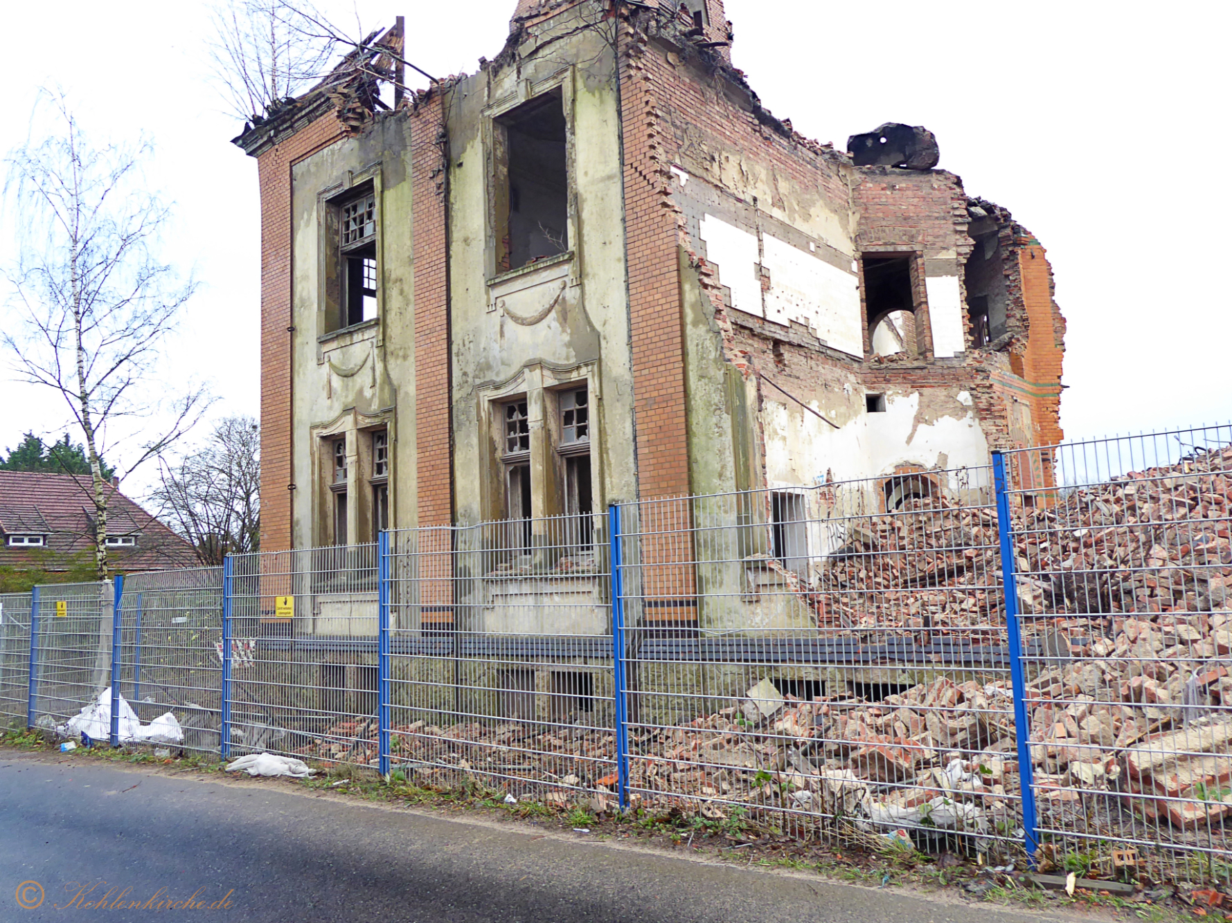 Es sind keine weiteren Veränderungen am Verwaltungsgebäude festzustellen. - 20.12.2023 Kohlenkirche: Der Abriss der Kohlenkirche
