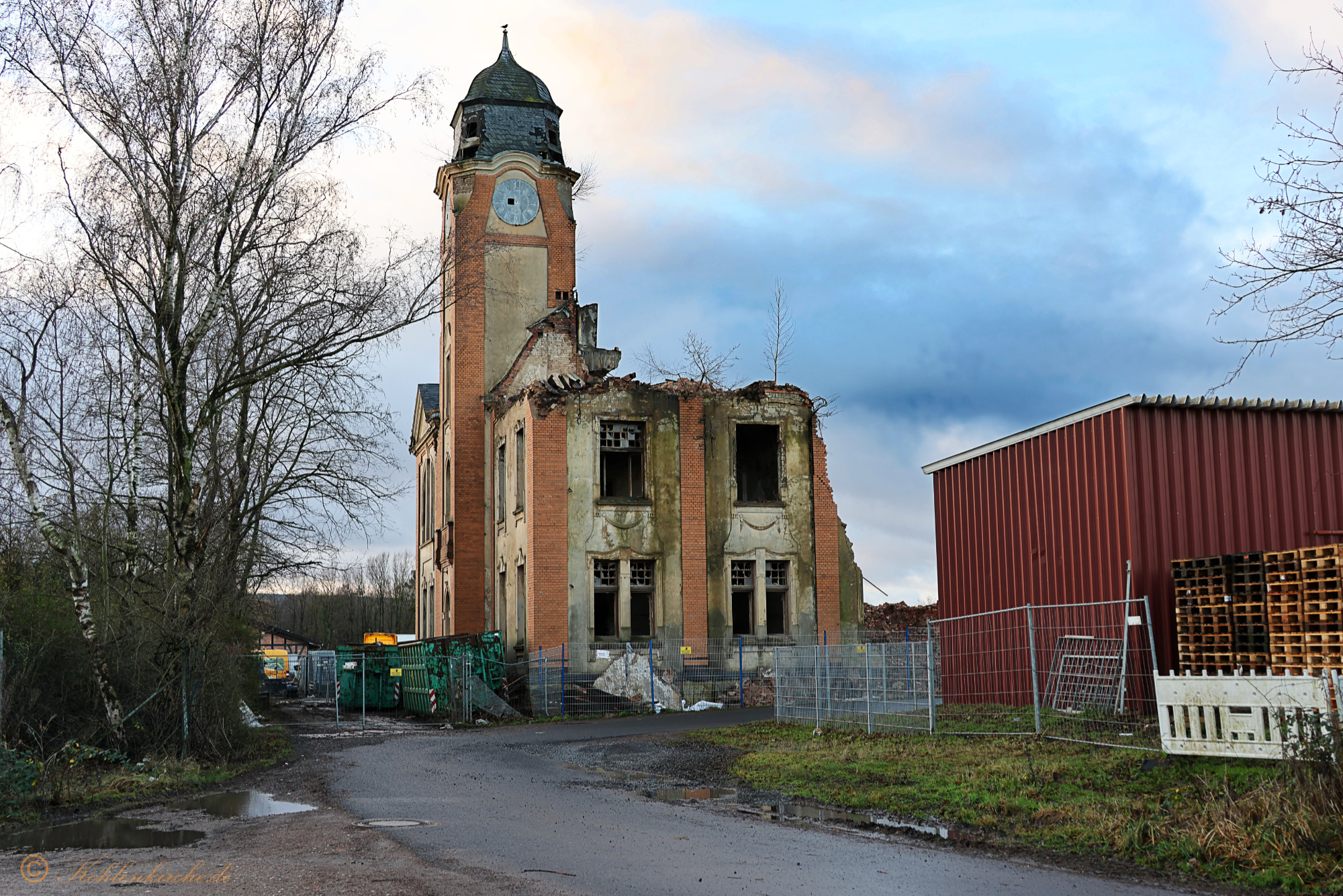 Am Feiertag wurden keine Abrissarbeiten an der Kohlenkirche vorgenommen. - 26.12.2023 Kohlenkirche: Der Abriss der Kohlenkirche