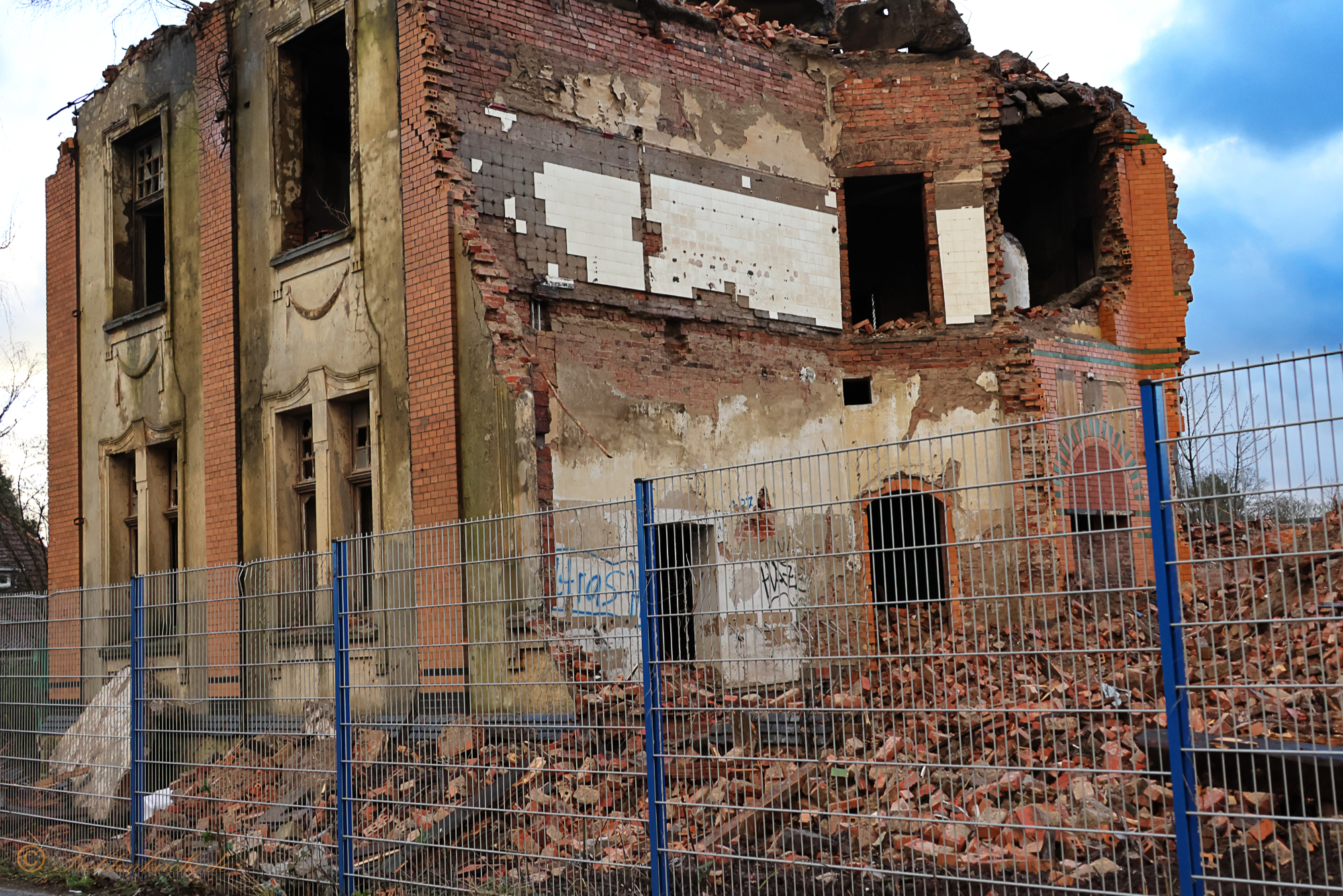 Im ersten Stockwerk befanden sich früher die Sanitäranlagen. - 26.12.2023 Kohlenkirche: Der Abriss der Kohlenkirche