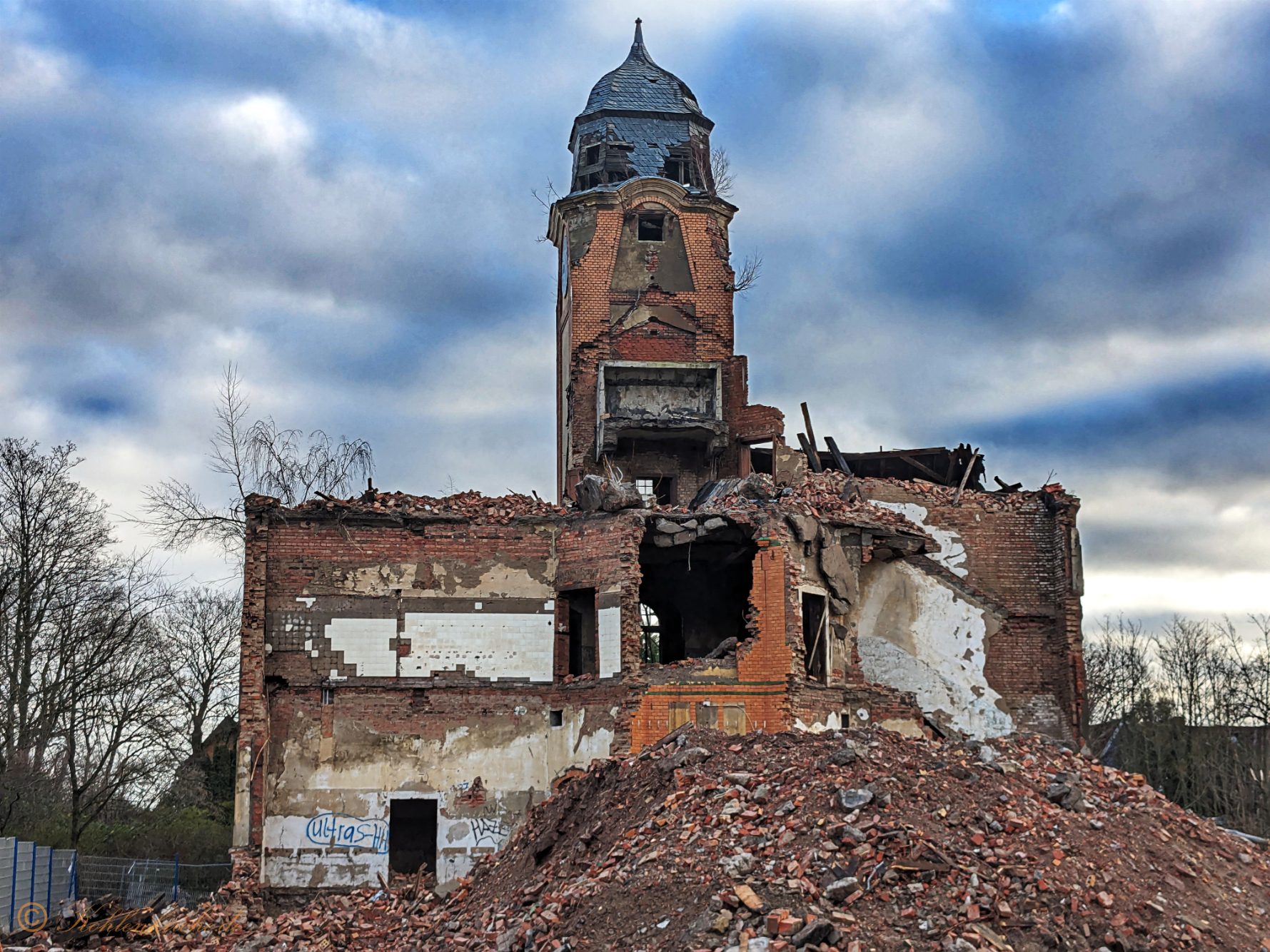Am Feiertag wurden keine Abrissarbeiten an der Kohlenkirche vorgenommen. - 26.12.2023 Kohlenkirche: Der Abriss der Kohlenkirche