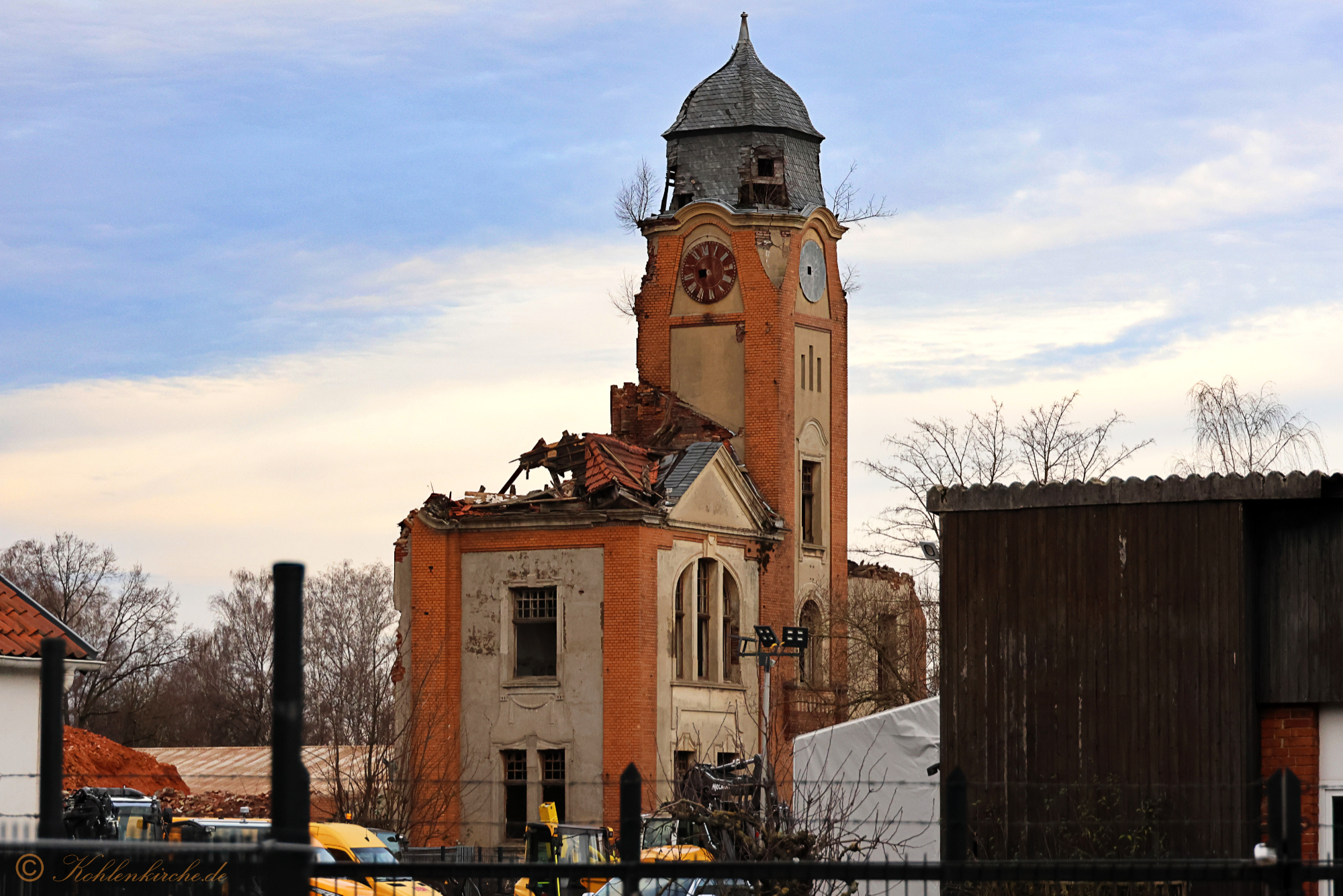 Trotz des massiven Abrisses der Zeche hat die Kohlenkirche ihren Glanz nicht verloren. - 31.12.2023 Kohlenkirche: Der Abriss der Kohlenkirche