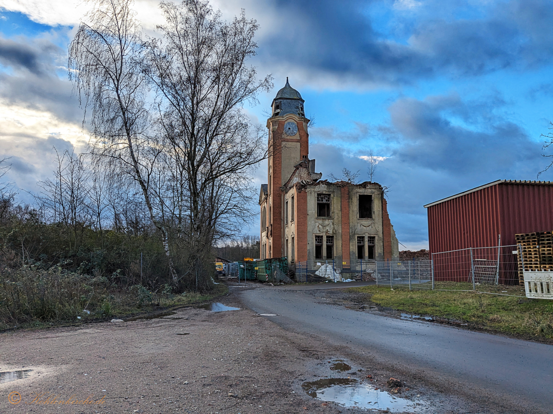 Die letzten Tage wurden keine Arbeiten am Verwaltungsgebäude unternommen. - 03.01.2024 Kohlenkirche: Der Abriss der Kohlenkirche
