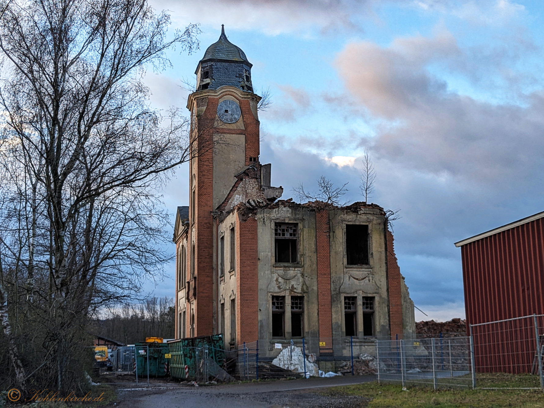Die letzten Tage wurden keine Arbeiten am Verwaltungsgebäude unternommen. - 03.01.2024 Kohlenkirche: Der Abriss der Kohlenkirche