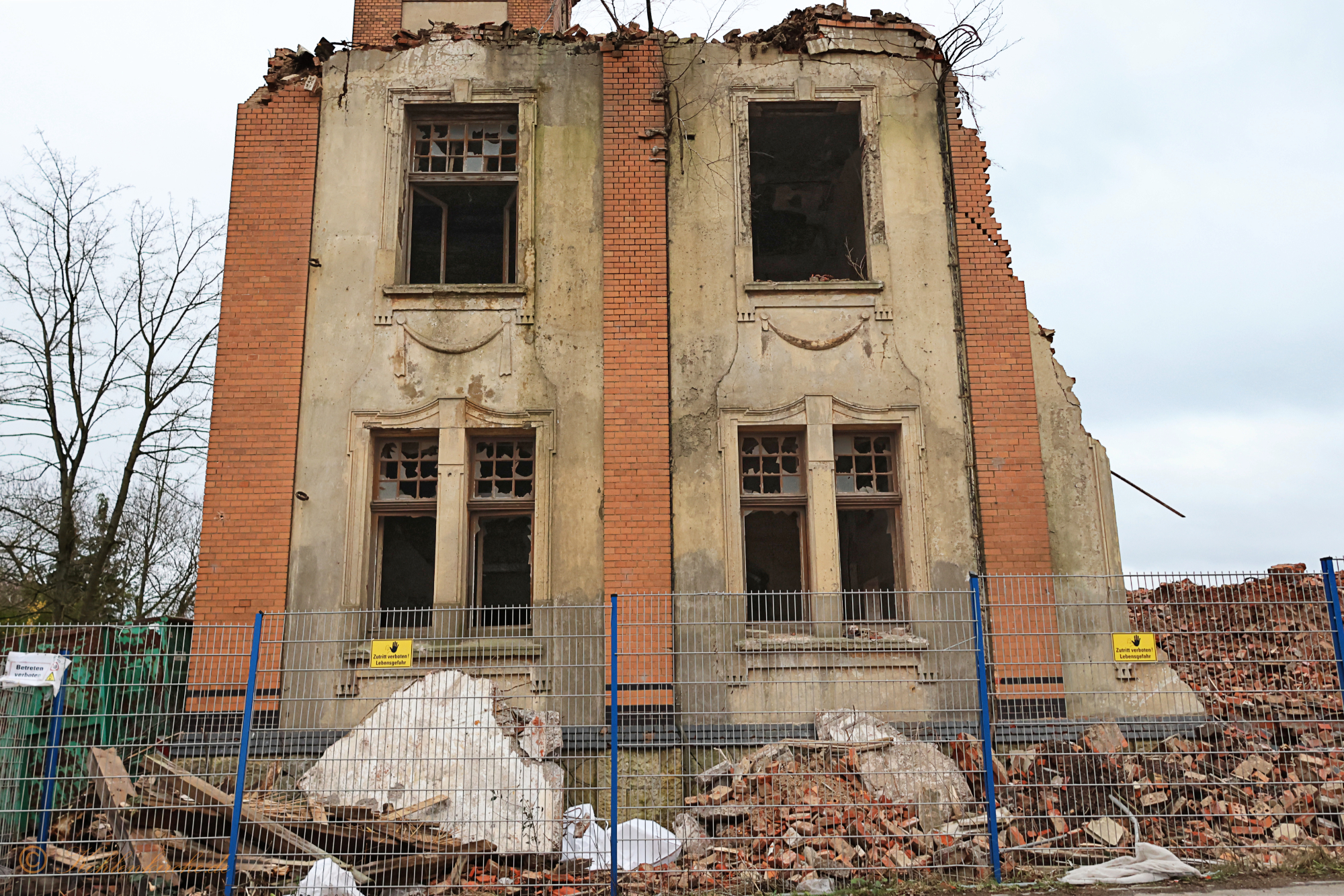 Die ersten Vorbereitungen zur Sprengung des Turmes werden unternommen. - 04.01.2024 Kohlenkirche: Der Abriss der Kohlenkirche