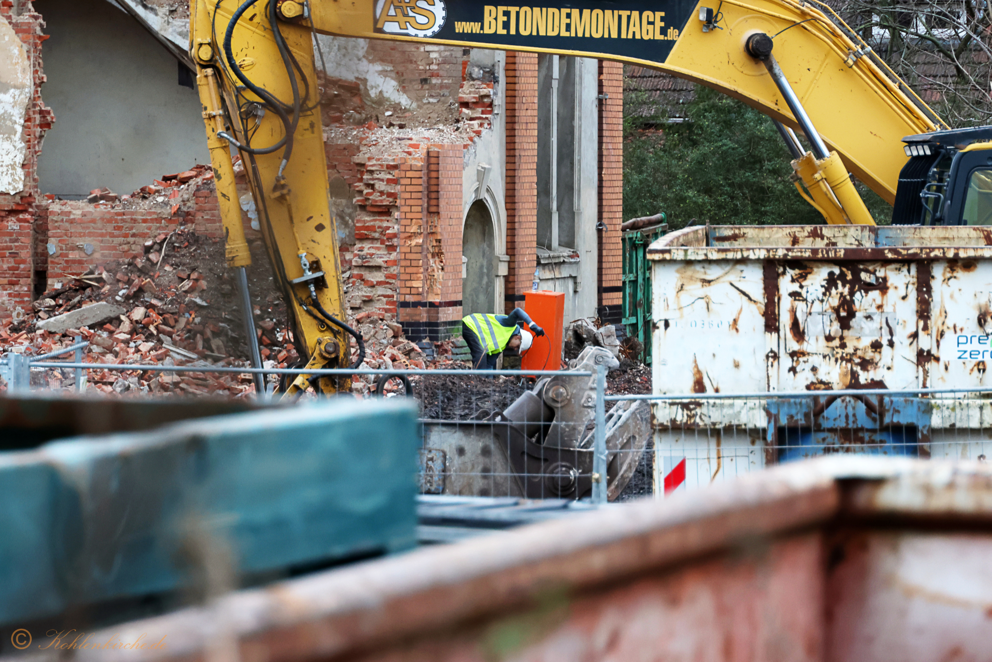 A&S-Mitarbeiter bohren Löcher ins Gebäude der Kohlenkirche und verlegen Zündschläuche für die Sprengung am kommenden Samstag. - 04.01.2024 Kohlenkirche: Der Abriss der Kohlenkirche