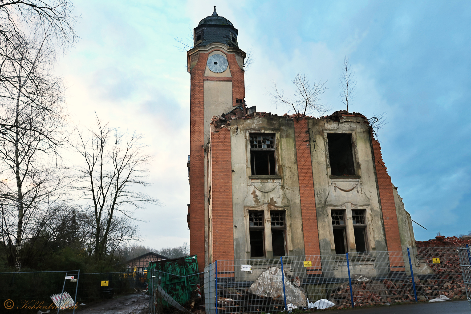 Das angeschlagene Verwaltungsgebäude, ein Tag vor der Sprengung. Der Himmel ist sehr bedeckt und es sieht regnerisch aus. - 05.01.2024 Kohlenkirche: Der Abriss der Kohlenkirche