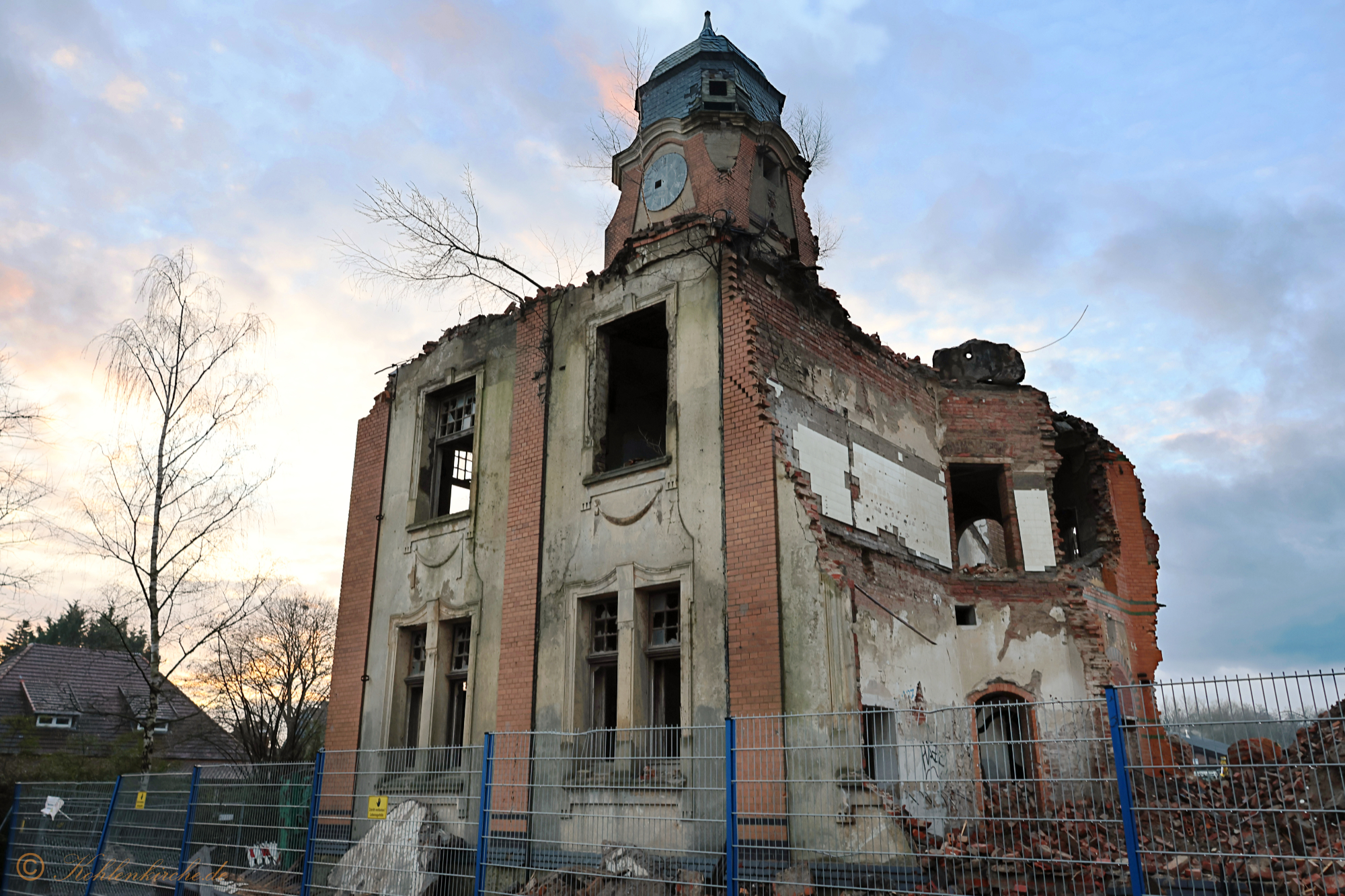 Das angeschlagene Verwaltungsgebäude, ein Tag vor der Sprengung. Der Himmel ist sehr bedeckt und es sieht regnerisch aus. - 05.01.2024 Kohlenkirche: Der Abriss der Kohlenkirche