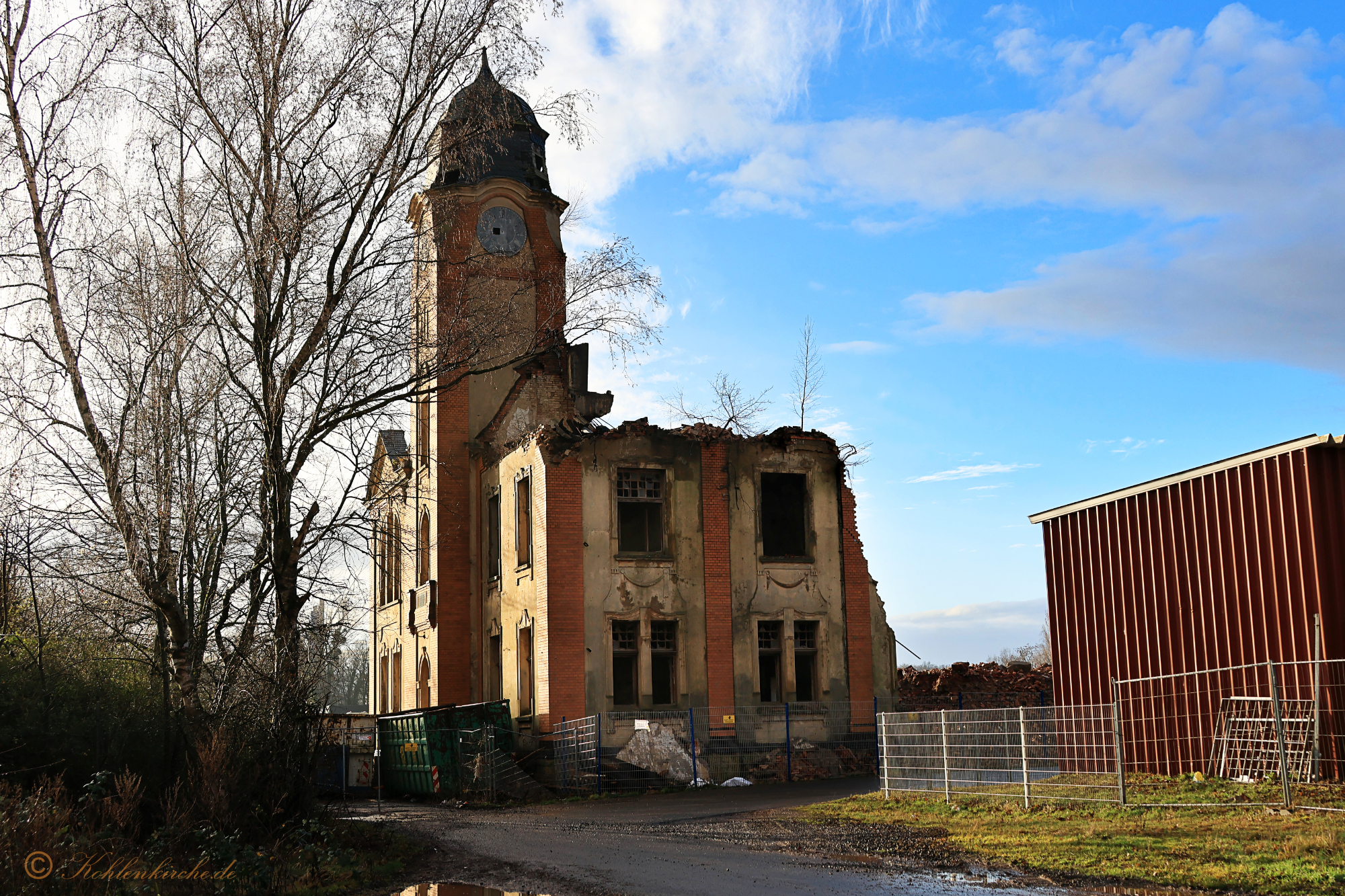 Der Himmel war bedeckt, als sich plötzlich der Himmel öffnete und die Sonne das Verwaltungsgebäude anstrahlte. Die Kohlenkirche zeigte sich noch ein letztes Mal in ihrer Schönheit. - 05.01.2024 Kohlenkirche: Der Abriss der Kohlenkirche