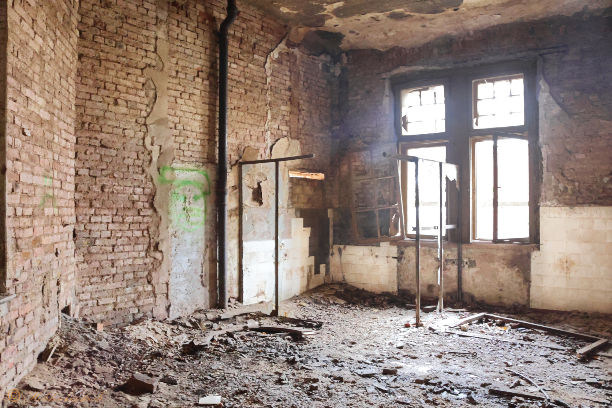 Erdgeschoss - Dritter Raum: Vor dem Fenster befindet sich ein Gestell, in dem noch Reste von Glas vorhanden sind. - Stand Dezember 2023 Kohlenkirche: Letzte Bilder des Verwaltungsgebäudes