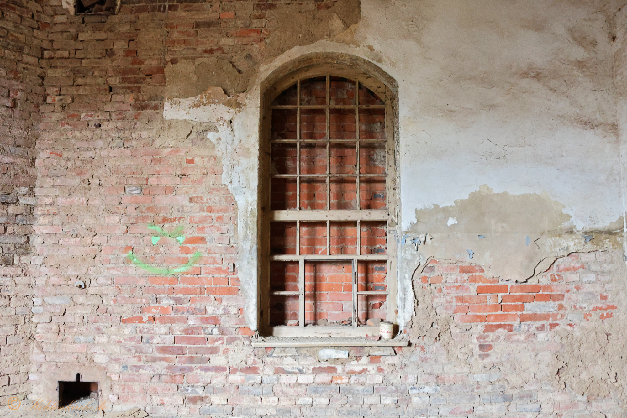 Erdgeschoss - Vierter Raum: An der rechten Wand ist ein Regal in der Wand eingefasst. Das Regal hatte früher Scheiben vor Fächern. Unten war eine Tür zum Öffnen. - Stand Dezember 2023 Kohlenkirche: Letzte Bilder des Verwaltungsgebäudes