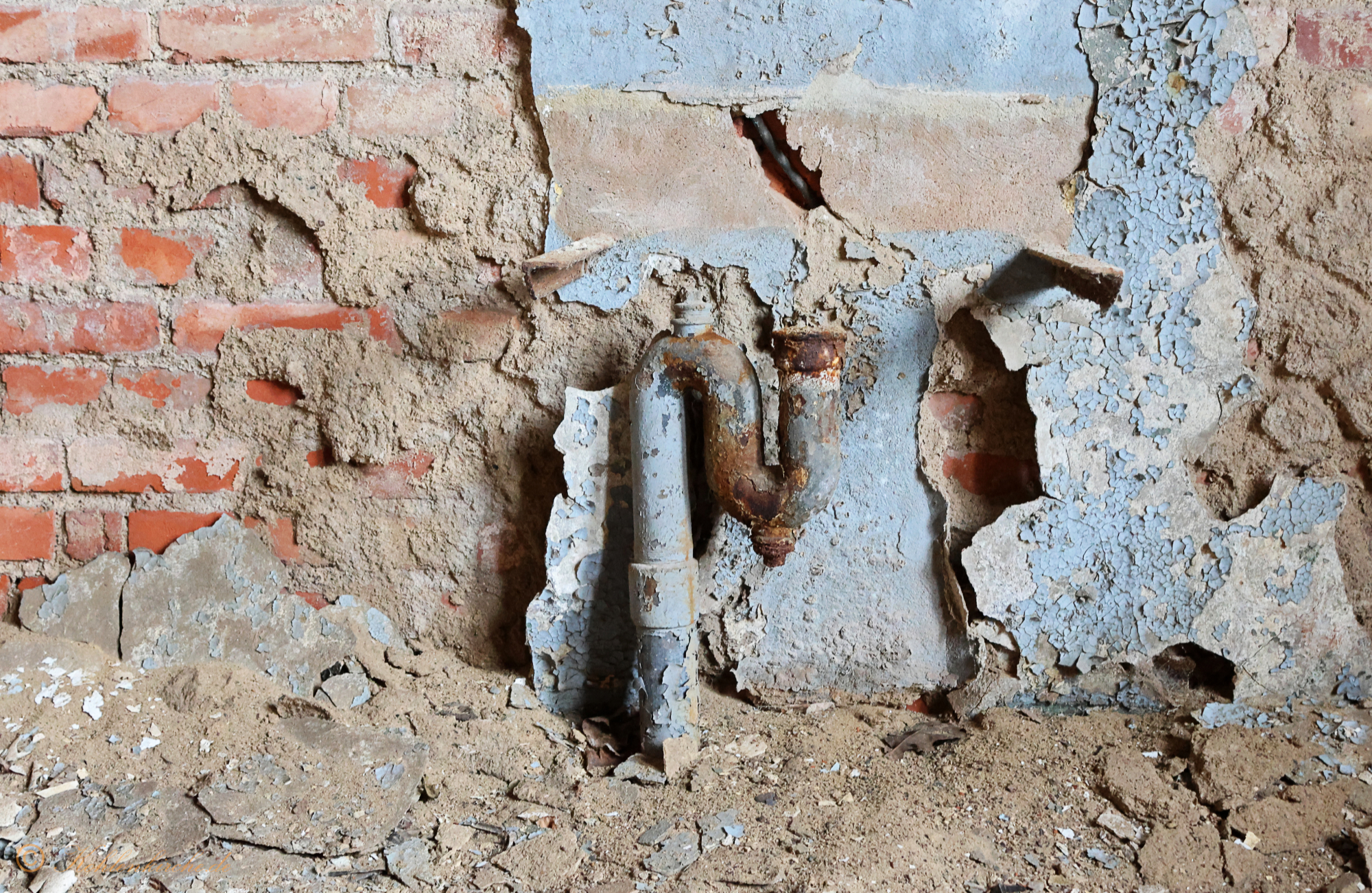 Erdgeschoss - Vierter Raum: Ein altes Abflussrohr ragt aus dem Boden. - Stand Dezember 2023 Kohlenkirche: Letzte Bilder des Verwaltungsgebäudes