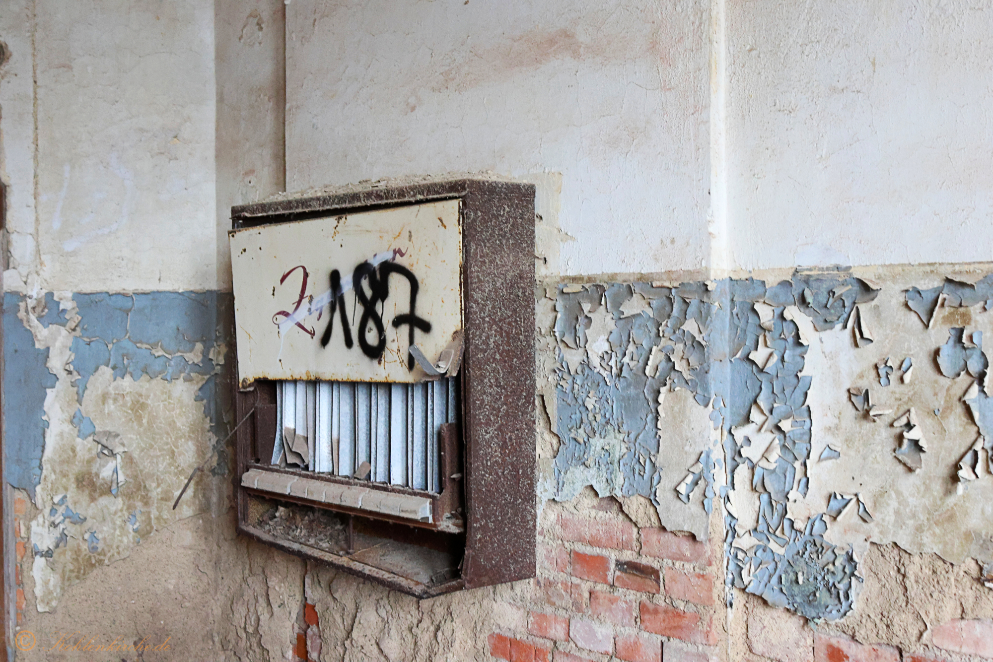 Erdgeschoss - Vierter Raum: Im Verwaltungsgebäude stand für die Mitarbeiter ein Zigarettenautomat zur Verfügung. - Stand Dezember 2023 Kohlenkirche: Letzte Bilder des Verwaltungsgebäudes