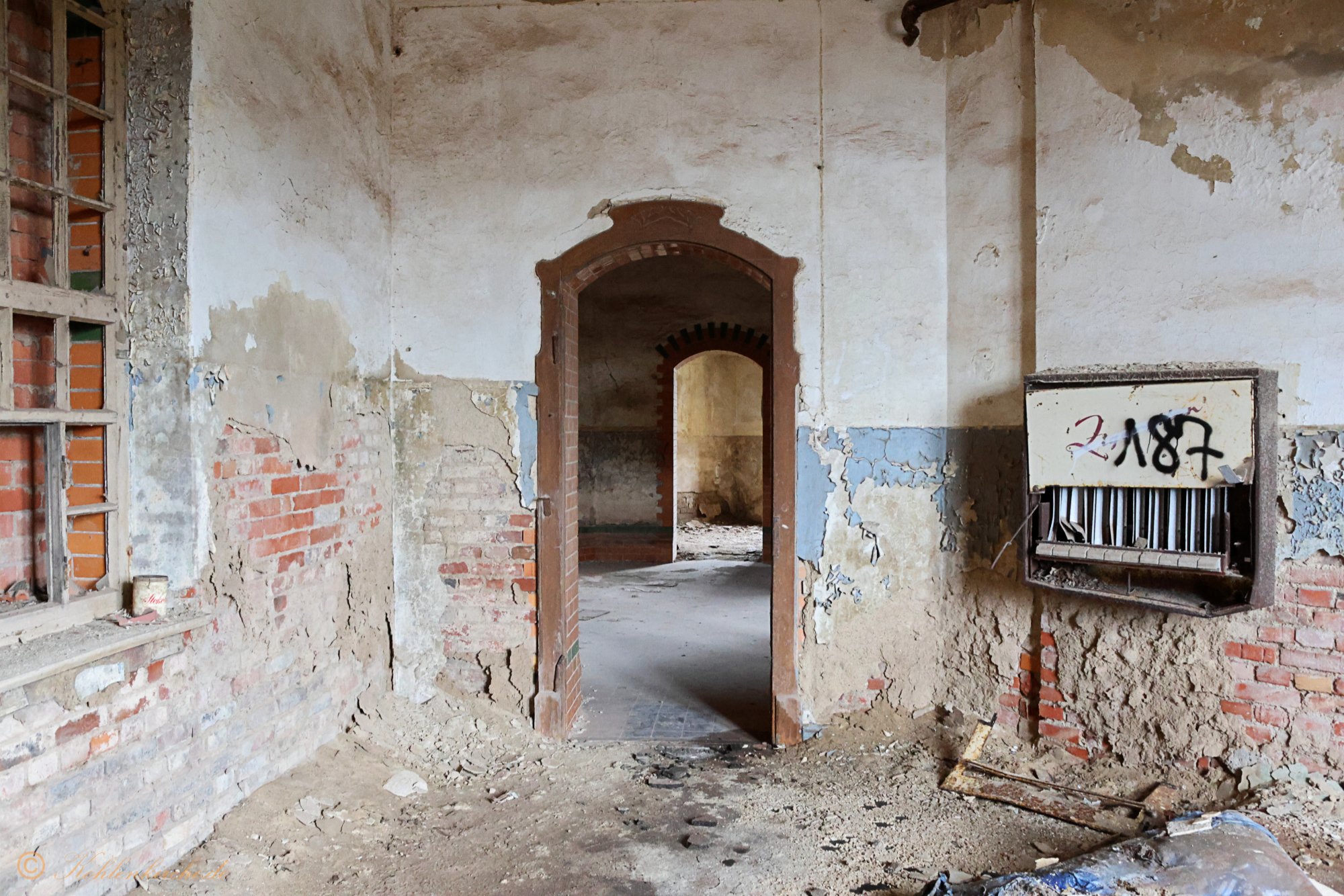 Erdgeschoss - Vierter Raum: In diesem Raum ist die Holztürzarge noch komplett vorhanden. - Stand Dezember 2023 Kohlenkirche: Letzte Bilder des Verwaltungsgebäudes