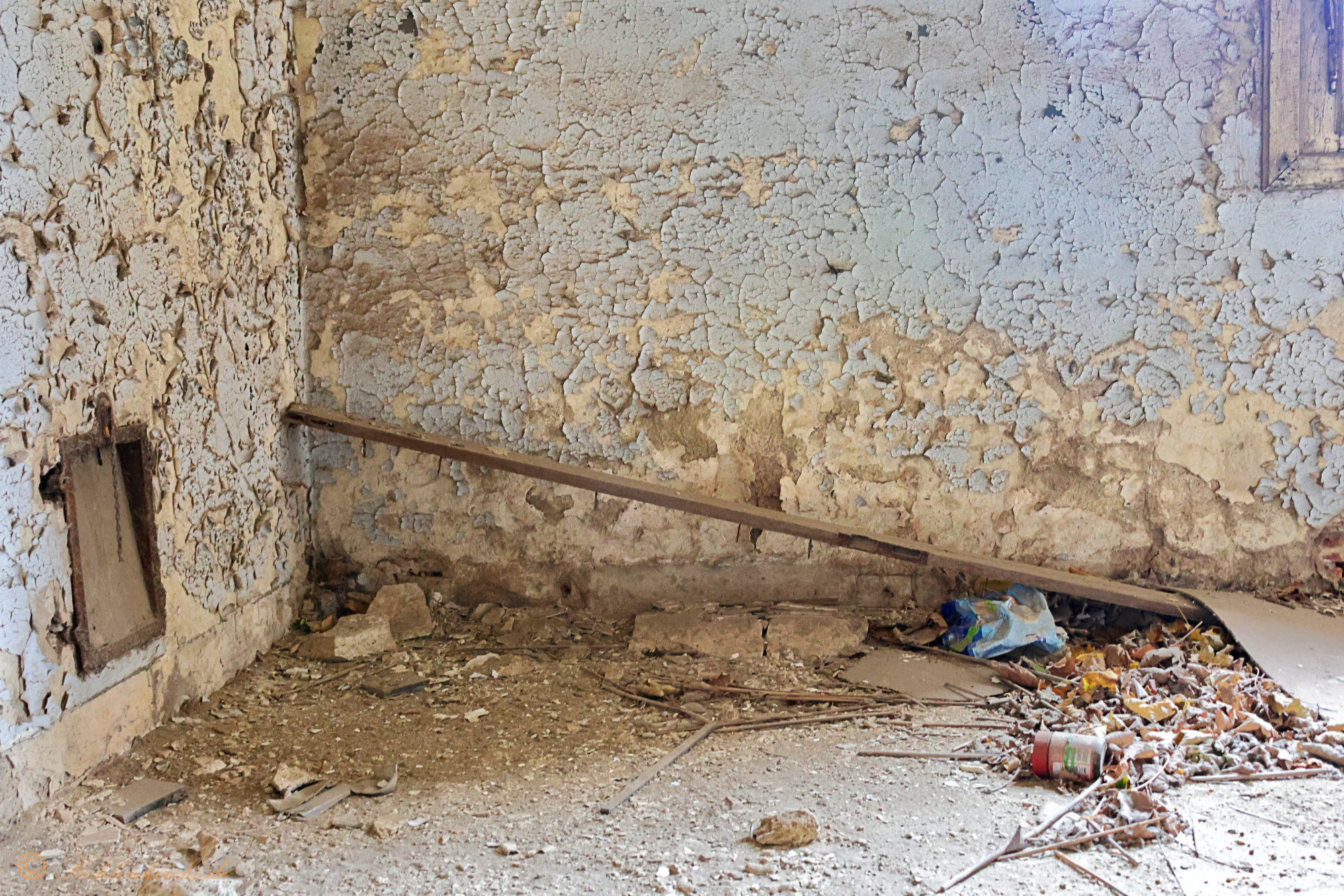 Erdgeschoss - Fünfter Raum: Im ersten Zimmer liegt eine lange Holzlatte. - Stand Dezember 2023 Kohlenkirche: Letzte Bilder des Verwaltungsgebäudes