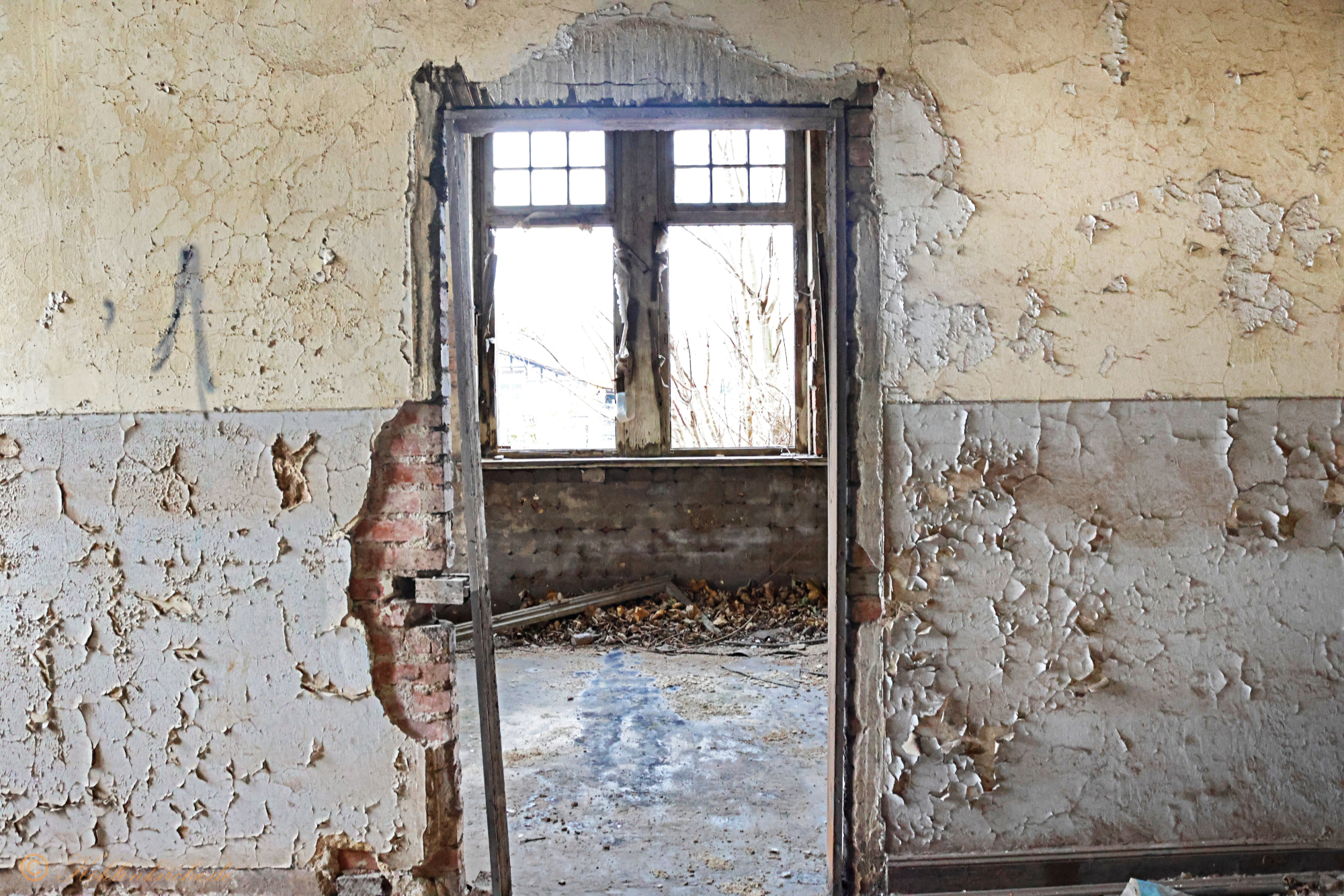 Erdgeschoss - Fünfter Raum: Der Durchgang führt in das zweite Zimmer. Auch hier wurde die Tür entwendet. - Stand Dezember 2023 Kohlenkirche: Letzte Bilder des Verwaltungsgebäudes