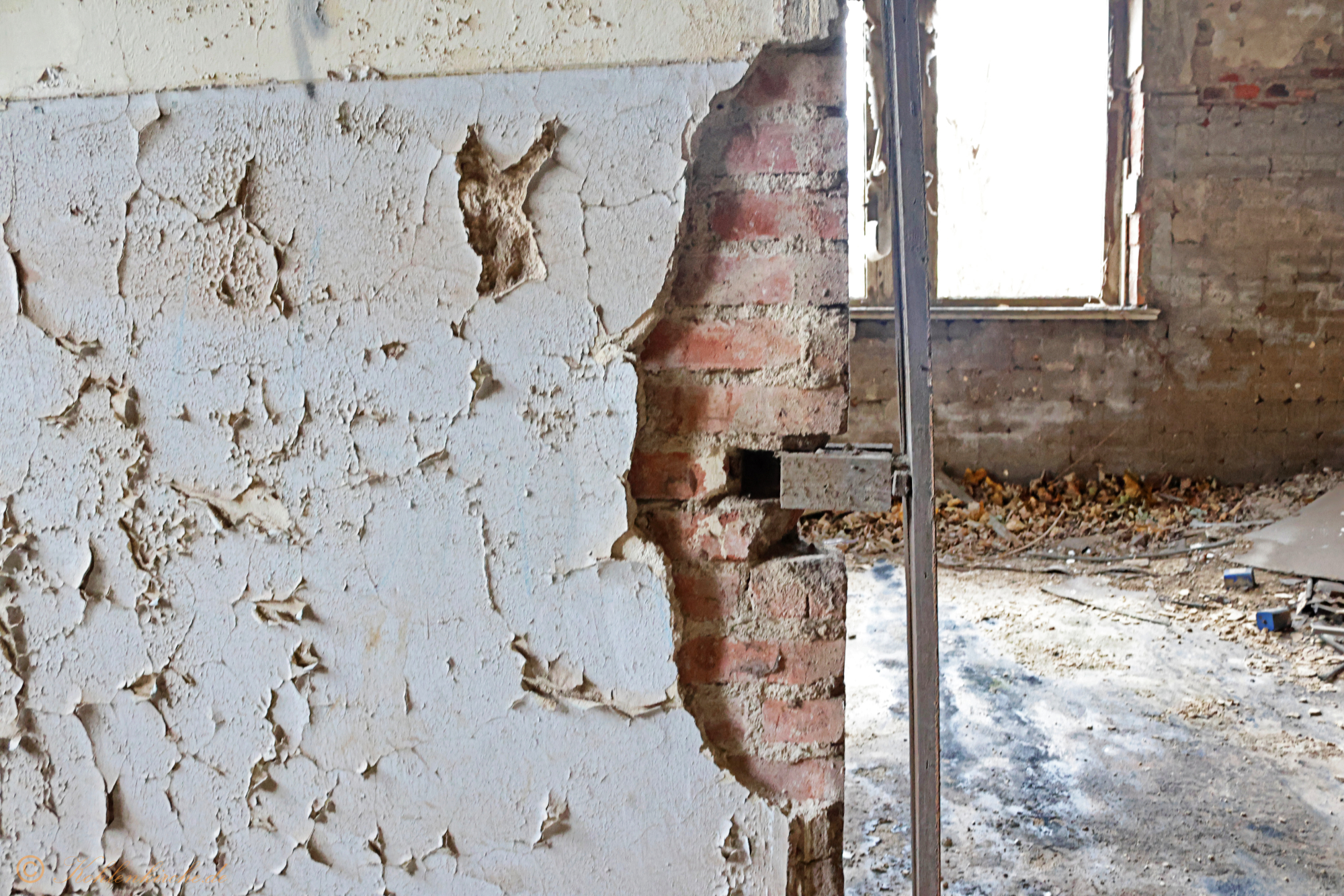 Erdgeschoss - Fünfter Raum: Bei dem Durchgang ins zweite Zimmer hat sich in den letzten drei Jahren der Wandputz gelöst. - Stand Dezember 2023 Kohlenkirche: Letzte Bilder des Verwaltungsgebäudes