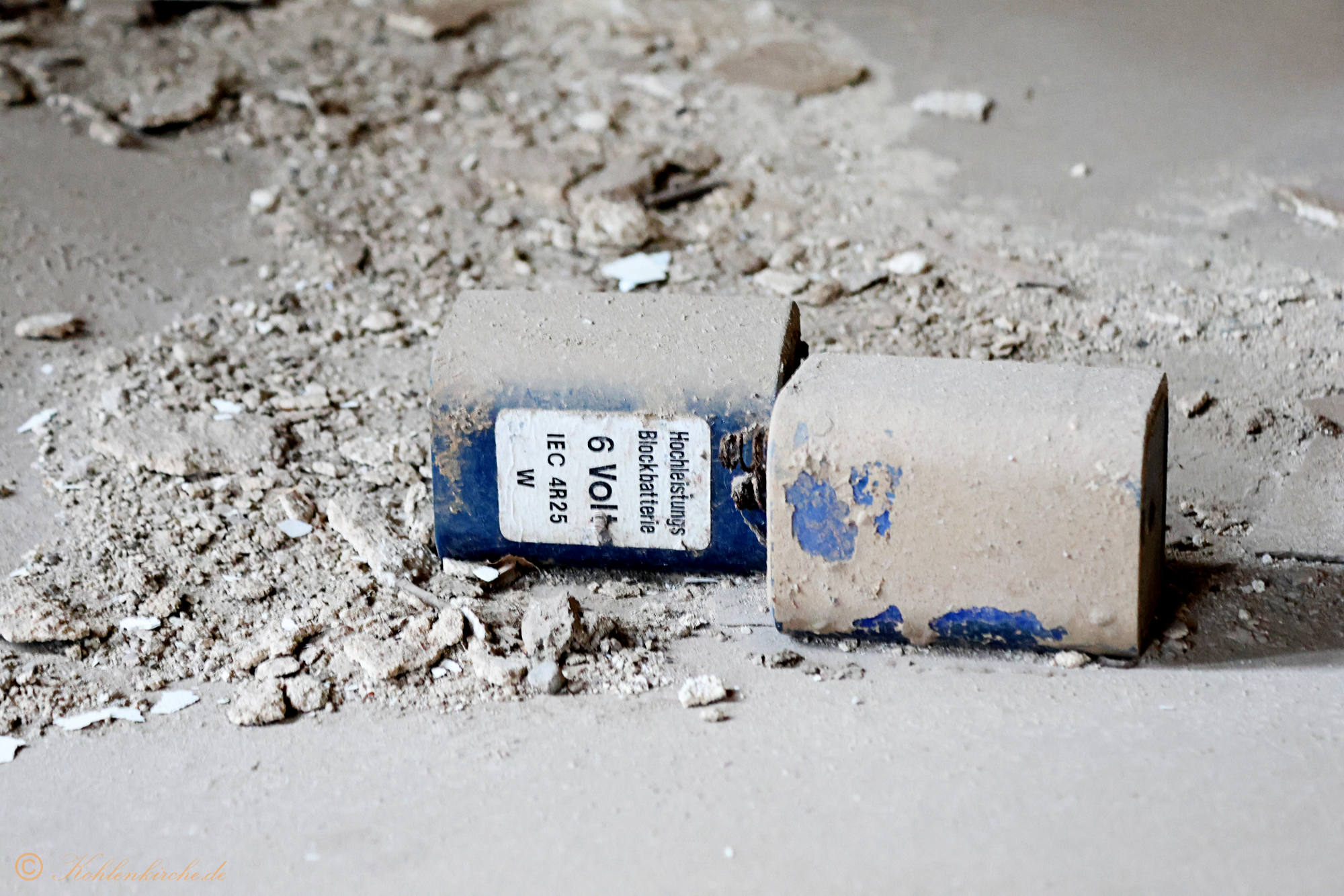 Erdgeschoss - Fünfter Raum: Im zweiten Zimmer liegen Blockbatterien verteilt auf dem Boden. - Stand Dezember 2023 Kohlenkirche: Letzte Bilder des Verwaltungsgebäudes