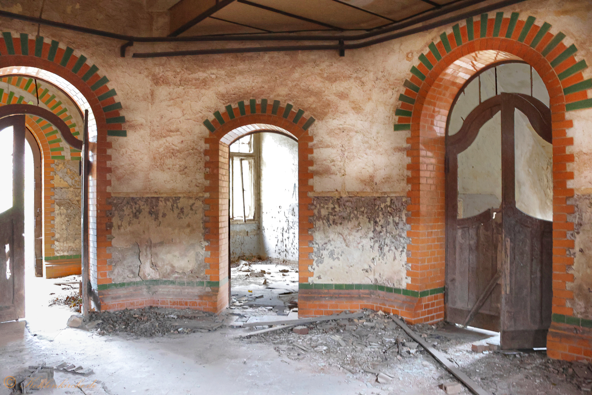 Erdgeschoss - Foyer: Die rechte Schwingtür führt in das Treppenhaus. Der fünfte Raum ist in der Mitte. Die Holztür links ist der Ausgang aus dem Gebäude. - Stand Dezember 2023 Kohlenkirche: Letzte Bilder des Verwaltungsgebäudes