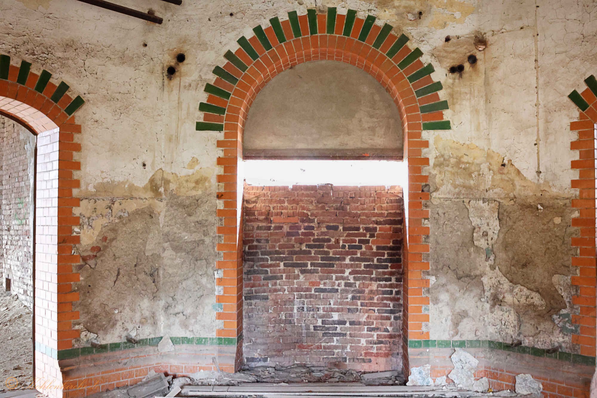 Erdgeschoss - Foyer: Der Blick durch die Öffnung führt direkt in die Waschkaue. Die Mauer wurde zu einem späteren Zeitpunkt errichtet. - Stand Dezember 2023 Kohlenkirche: Letzte Bilder des Verwaltungsgebäudes