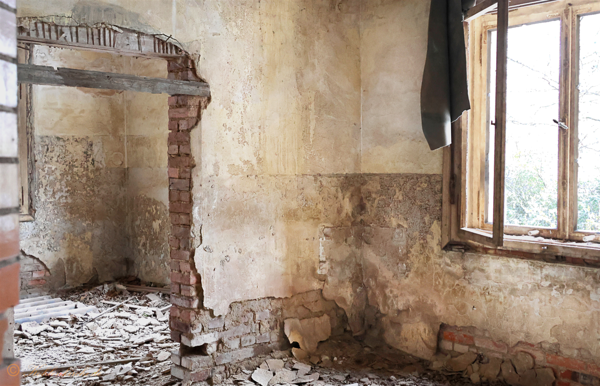 Erdgeschoss: Der erste Raum wurde in zwei Zimmer geteilt. - Stand Dezember 2023 Kohlenkirche: Letzte Bilder des Verwaltungsgebäudes