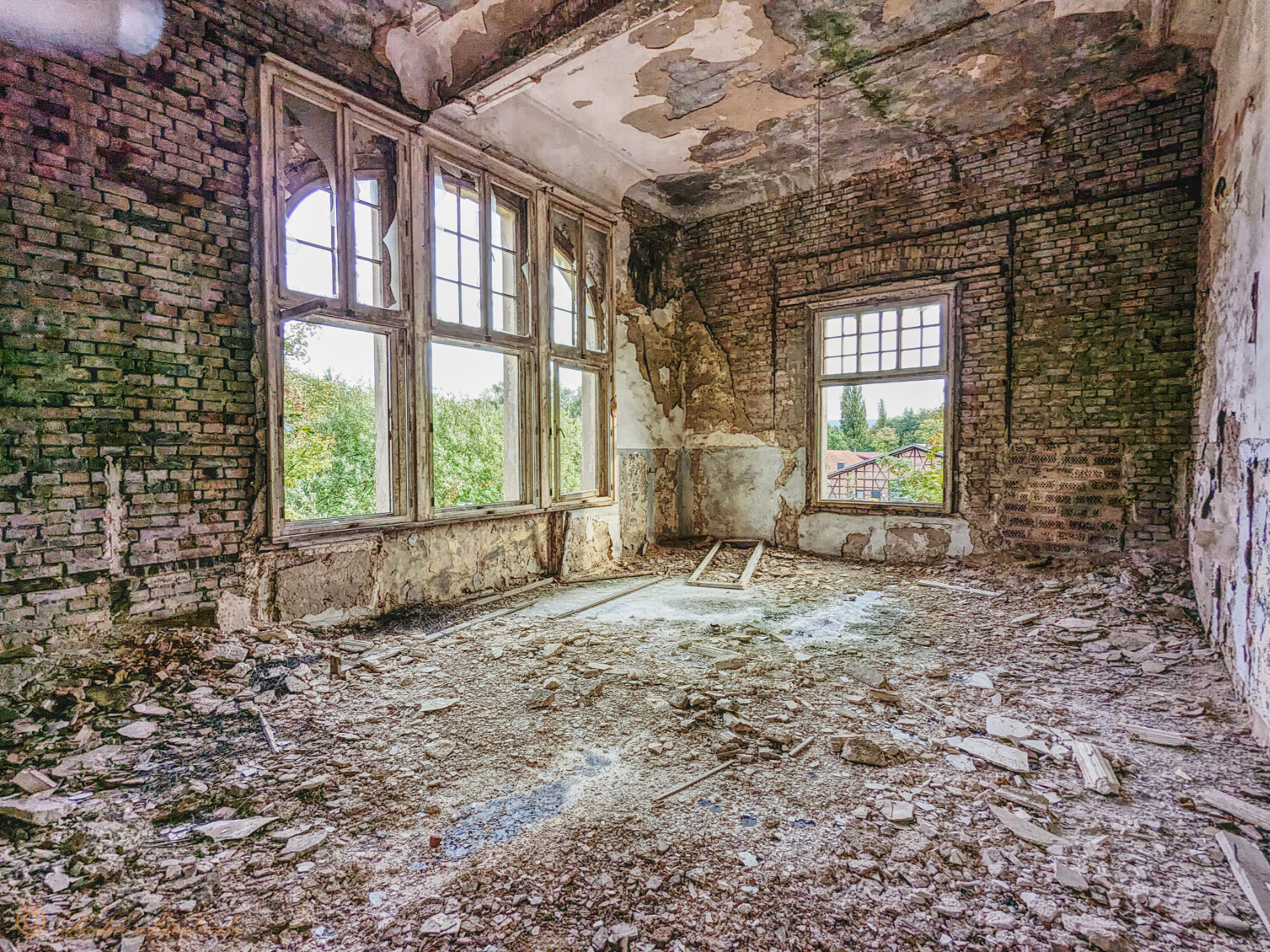Erstes Stockwerk: Der Eingang führt in den ersten Raum. - Stand Dezember 2023 Kohlenkirche: Letzte Bilder des Verwaltungsgebäudes