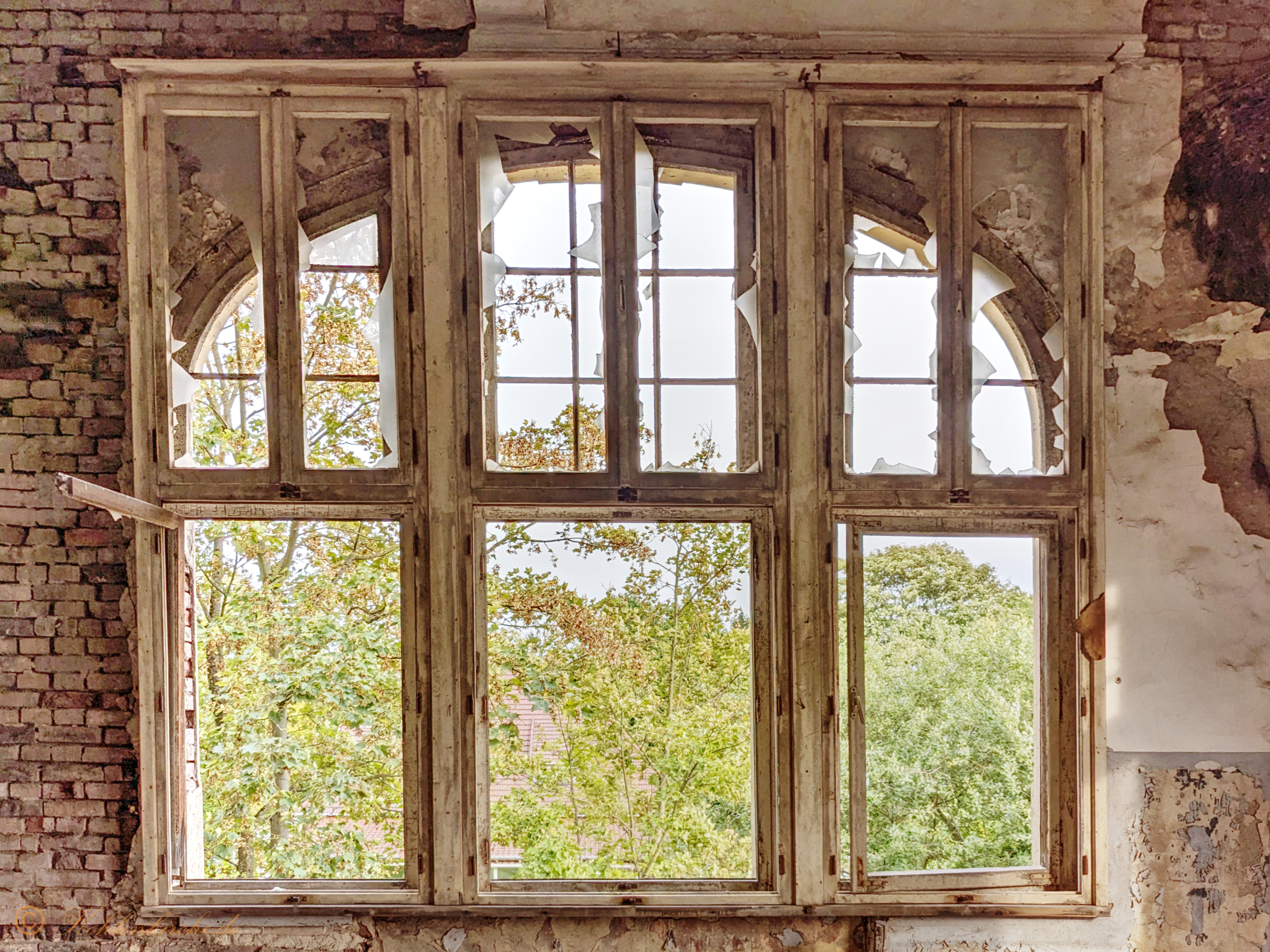 1. Stockwerk – Erste Raum: Das imposante Rundbogenfenster lässt vermuten, dass der Raum damals vom Bergwerksdirektor genutzt wurde. - Stand Oktober 2023 Kohlenkirche: Letzte Bilder des Verwaltungsgebäudes
