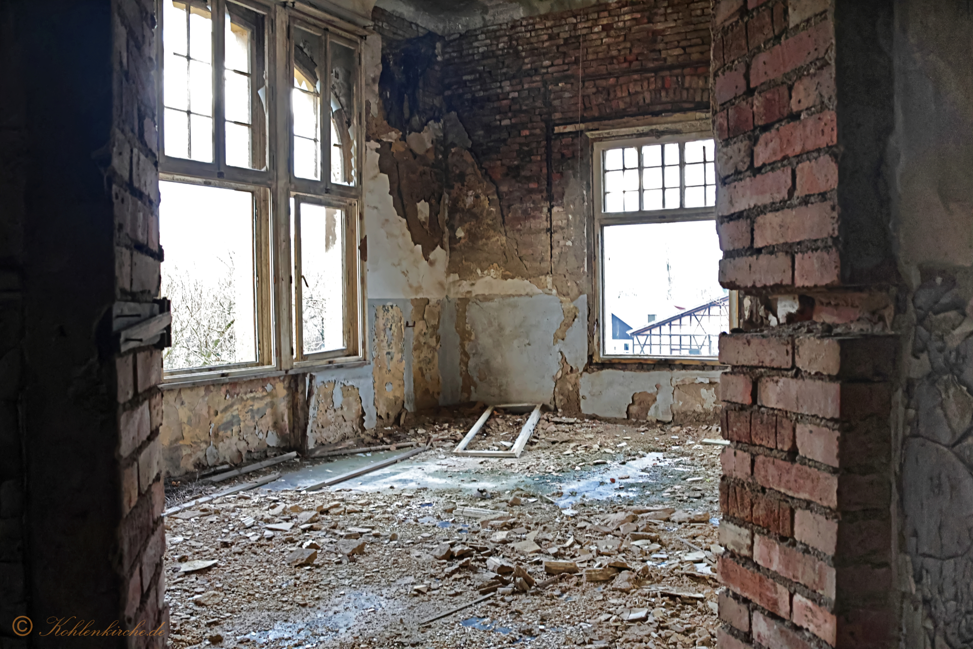 1. Stockwerk – Erste Raum: Der Raum ist groß und das wunderschöne Rundbogenfenster hinterlässt einen bleibenden Eindruck. - Stand Oktober 2023 Kohlenkirche: Letzte Bilder des Verwaltungsgebäudes