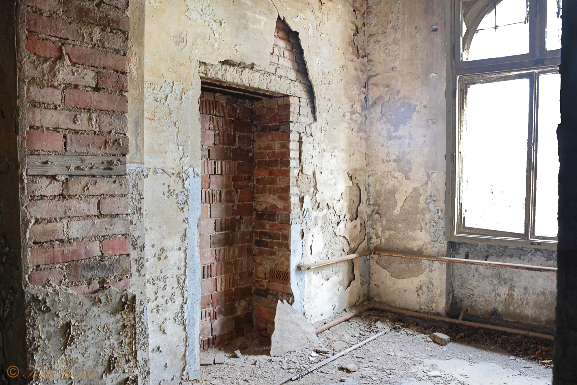 Erstes Stockwerk - Zweiter Raum: Auf der linken Seite befand sich eine Tür, die später ebenfalls zugemauert wurde. - Stand Dezember 2023 Kohlenkirche: Letzte Bilder des Verwaltungsgebäudes