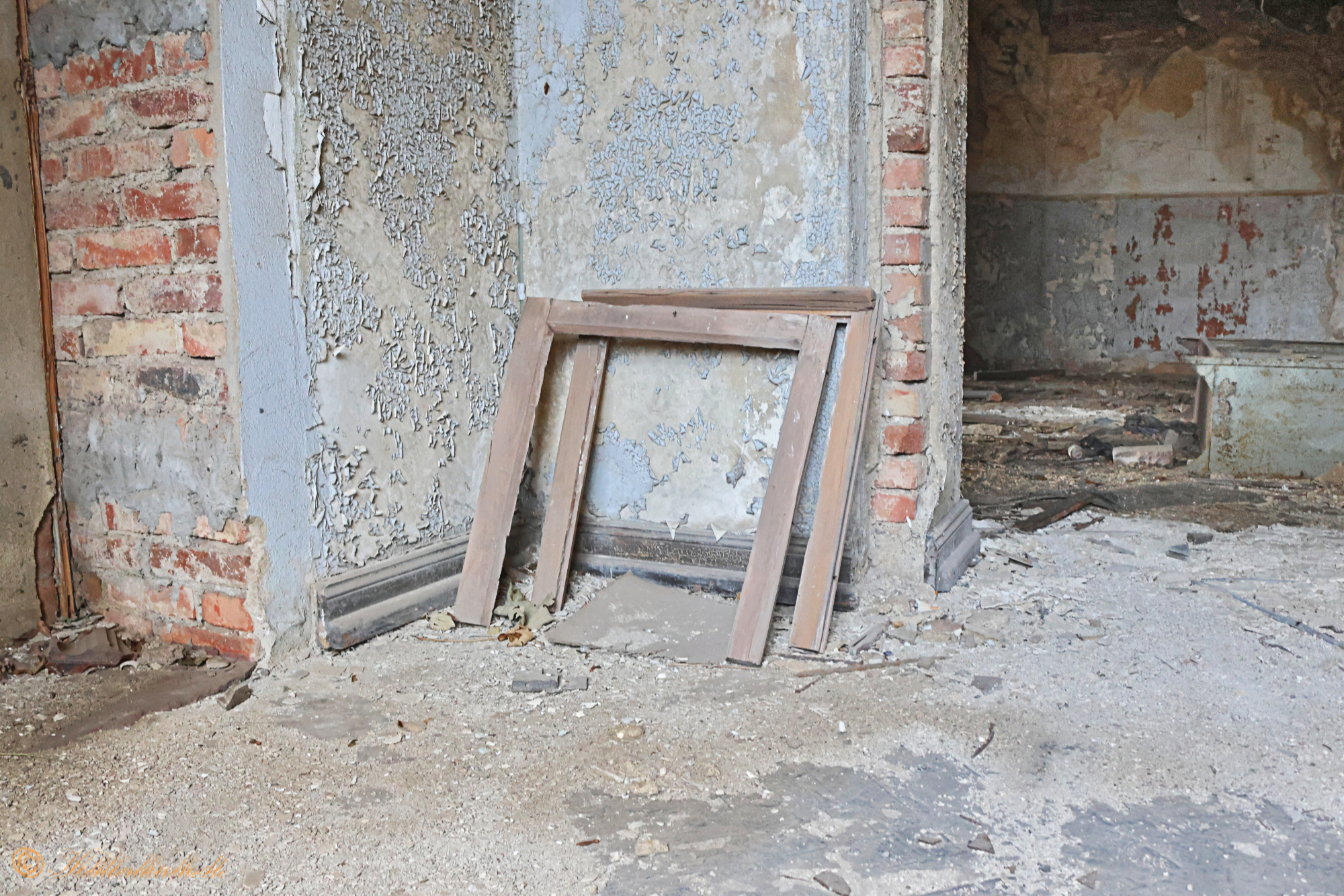 Erstes Stockwerk - Zweiter Raum: An der Wand lehnen Holzrahmen. - Stand Dezember 2023 Kohlenkirche: Letzte Bilder des Verwaltungsgebäudes