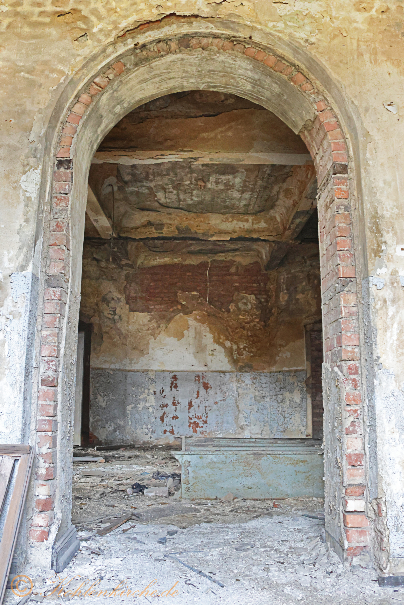 Erstes Stockwerk - Zweiter Raum: Das Turmzimmer war als einziger Raum im ersten Stockwerk mit einem Rundbogen versehen. - Stand Dezember 2023 Kohlenkirche: Letzte Bilder des Verwaltungsgebäudes