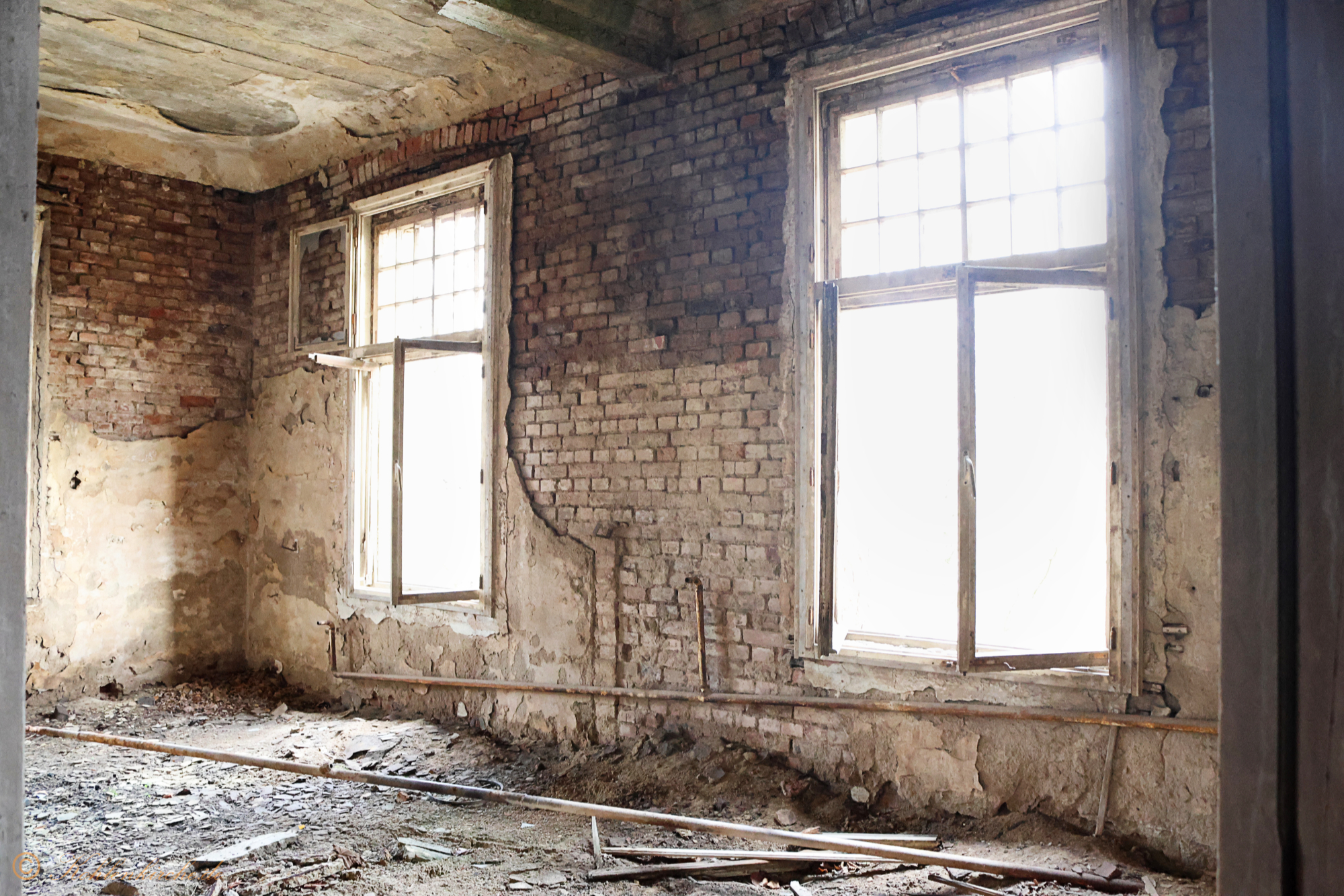 Erstes Stockwerk - Dritter Raum: In dem Raum sind insgesamt drei Fenster eingebaut. - Stand Dezember 2023 Kohlenkirche: Letzte Bilder des Verwaltungsgebäudes