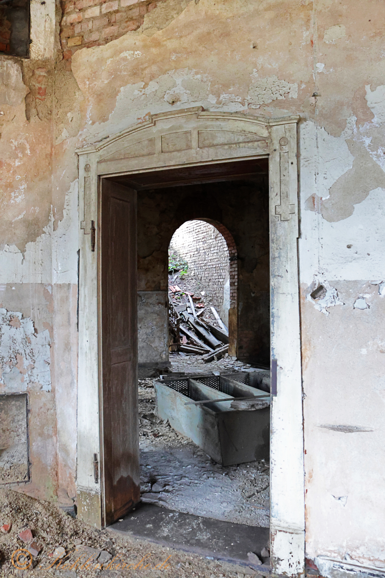 Erstes Stockwerk - Dritter Raum: Ein dekorativer Türrahmen schmückt den Ausgang des Raumes. - Stand Dezember 2023 Kohlenkirche: Letzte Bilder des Verwaltungsgebäudes