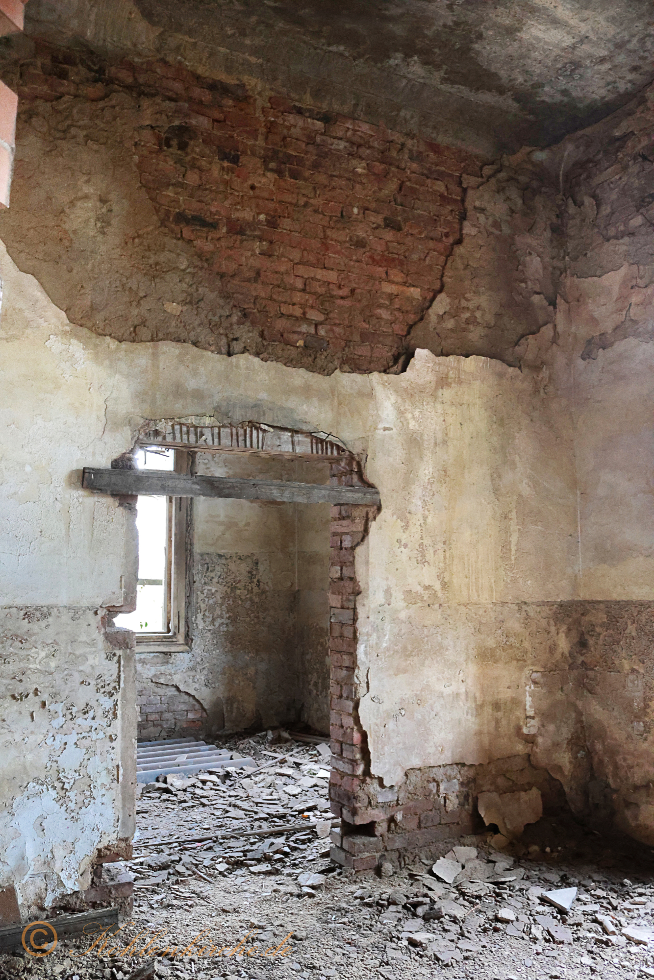 Erdgeschoss - Erster Raum: Die Türzarge, die in das zweite Zimmer führt, wurde durch Diebe entwendet. - Stand Dezember 2023 Kohlenkirche: Letzte Bilder des Verwaltungsgebäudes