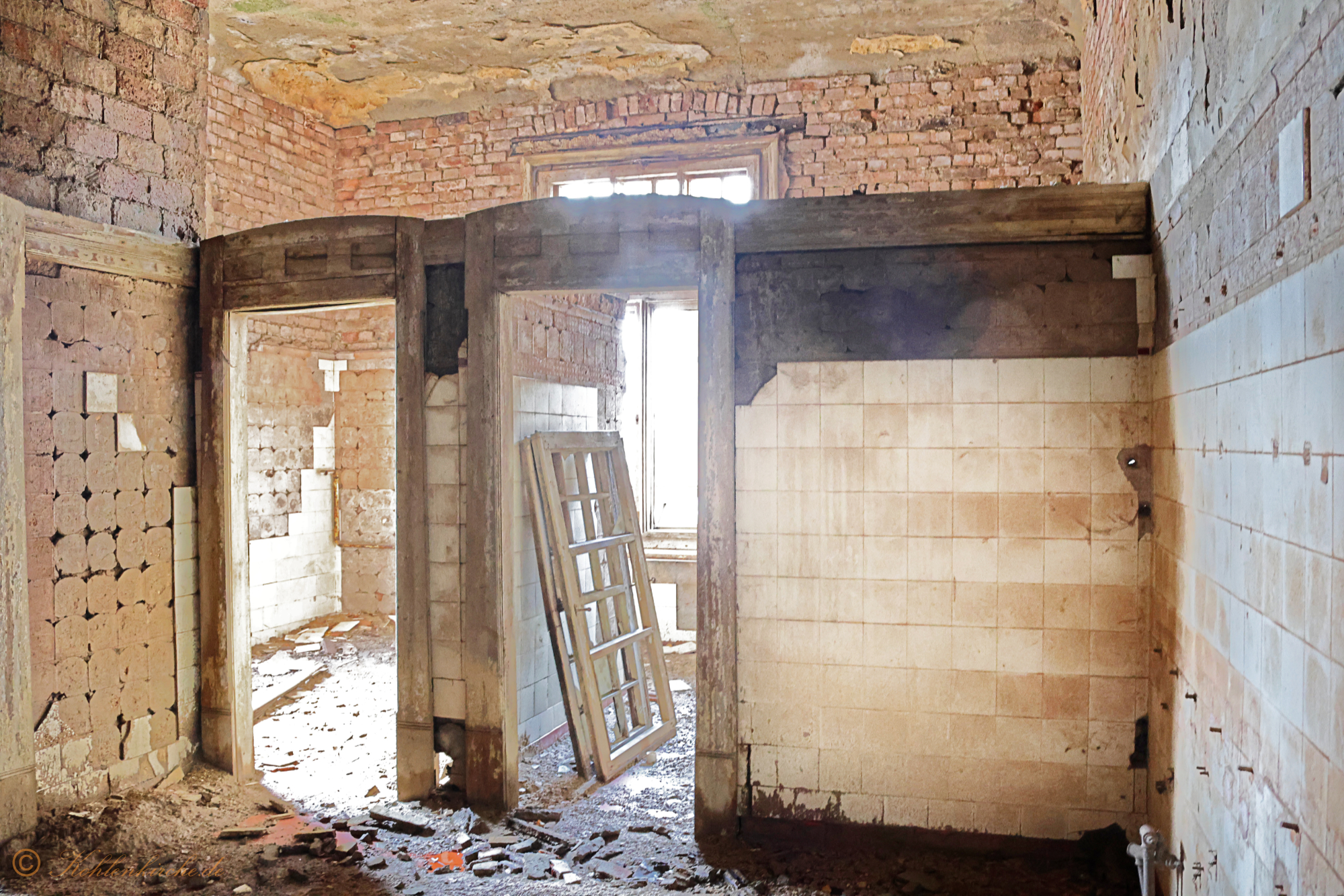 Erstes Stockwerk - Vierter Raum: Der fehlende Flügelrahmen vom Fenster lehnt an der linken Wand des Raumes. - Stand Dezember 2023 Kohlenkirche: Letzte Bilder des Verwaltungsgebäudes