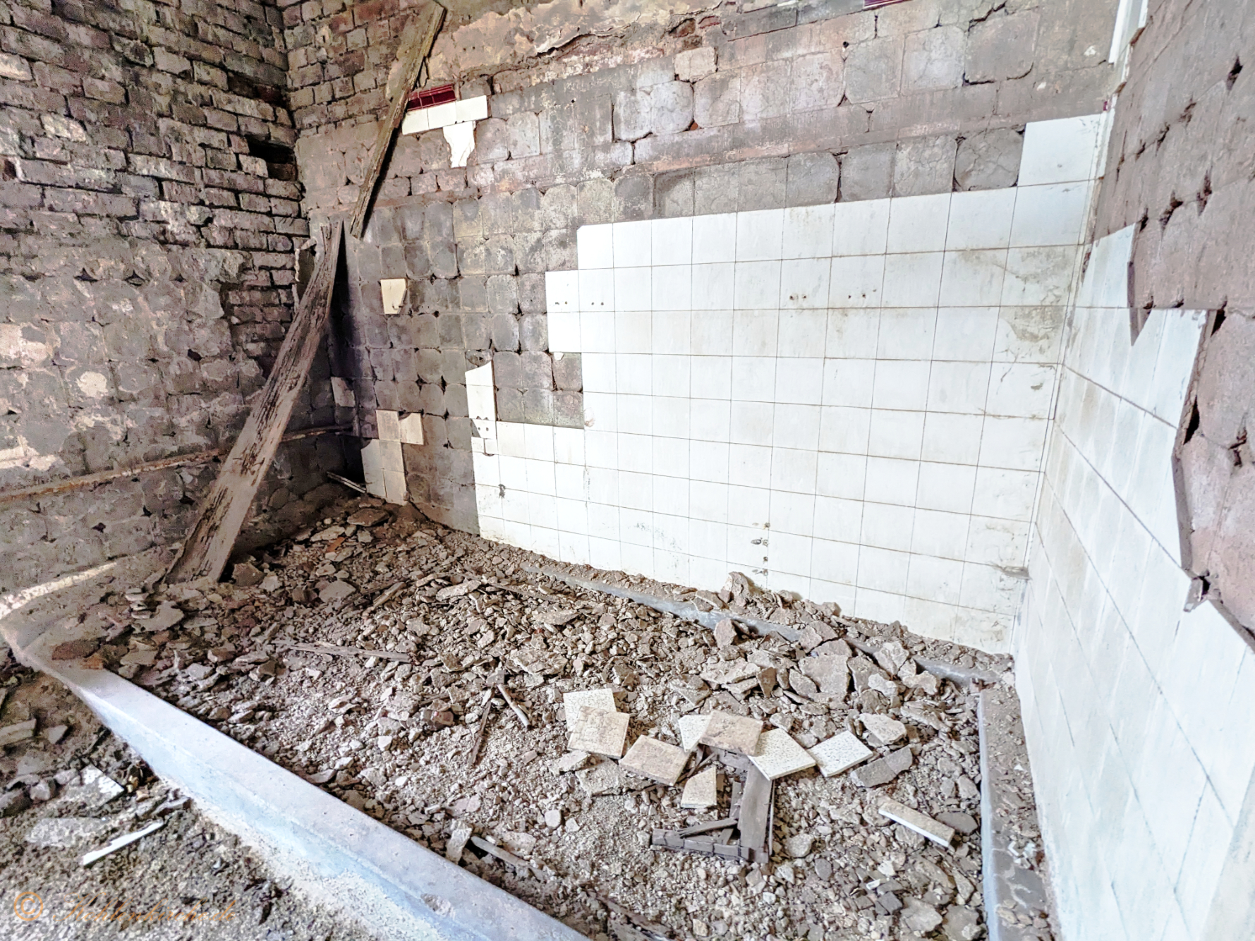 Erstes Stockwerk - Vierter Raum: Die Türzarge wurde nach der Schließung des Bergwerks entwendet. - Stand Dezember 2023 Kohlenkirche: Letzte Bilder des Verwaltungsgebäudes