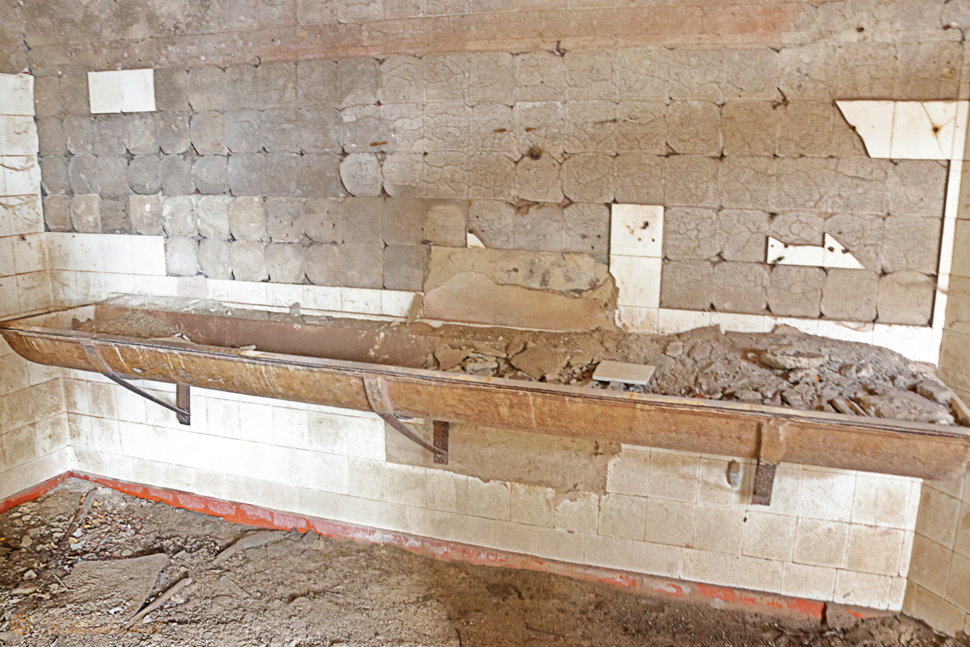 Erstes Stockwerk - Fünfter Raum: Es ist wahrscheinlich, dass die Mitarbeiter in diesen geteilten Bereichen Toiletten und Waschmöglichkeiten hatten. - Stand Dezember 2023 Kohlenkirche: Letzte Bilder des Verwaltungsgebäudes