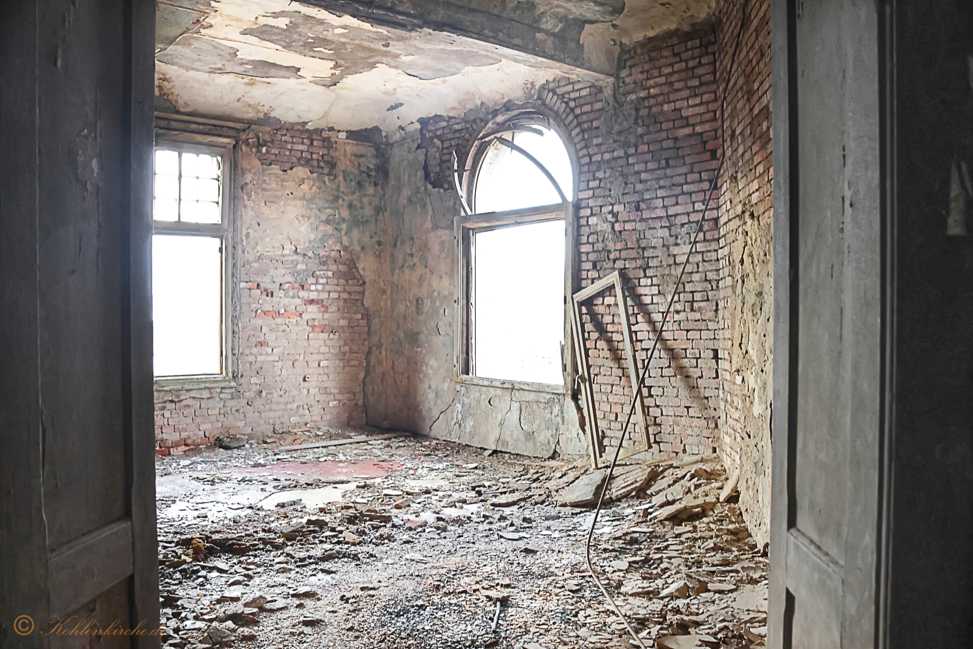 Erstes Stockwerk – Fünfte Raum: Könnte es sich hierbei um eine Duschwanne handeln? - Stand Oktober 2023 Kohlenkirche: Letzte Bilder des Verwaltungsgebäudes