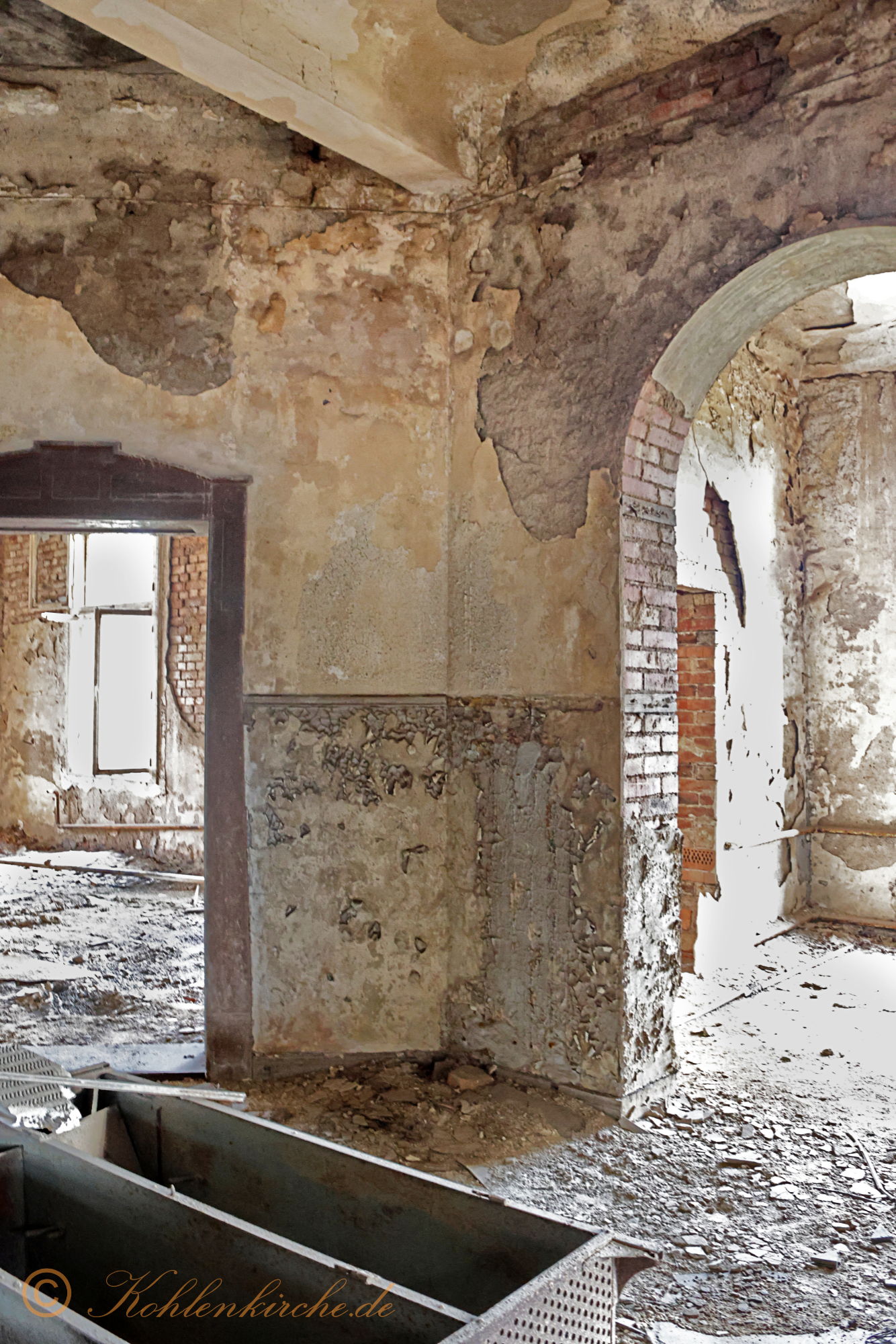 Erstes Stockwerk - Sechster Raum: Nur die Wand, die ins Foyer führt, zeigt die einst so schöne Farbe des Raumes. - Stand Dezember 2023 Kohlenkirche: Letzte Bilder des Verwaltungsgebäudes