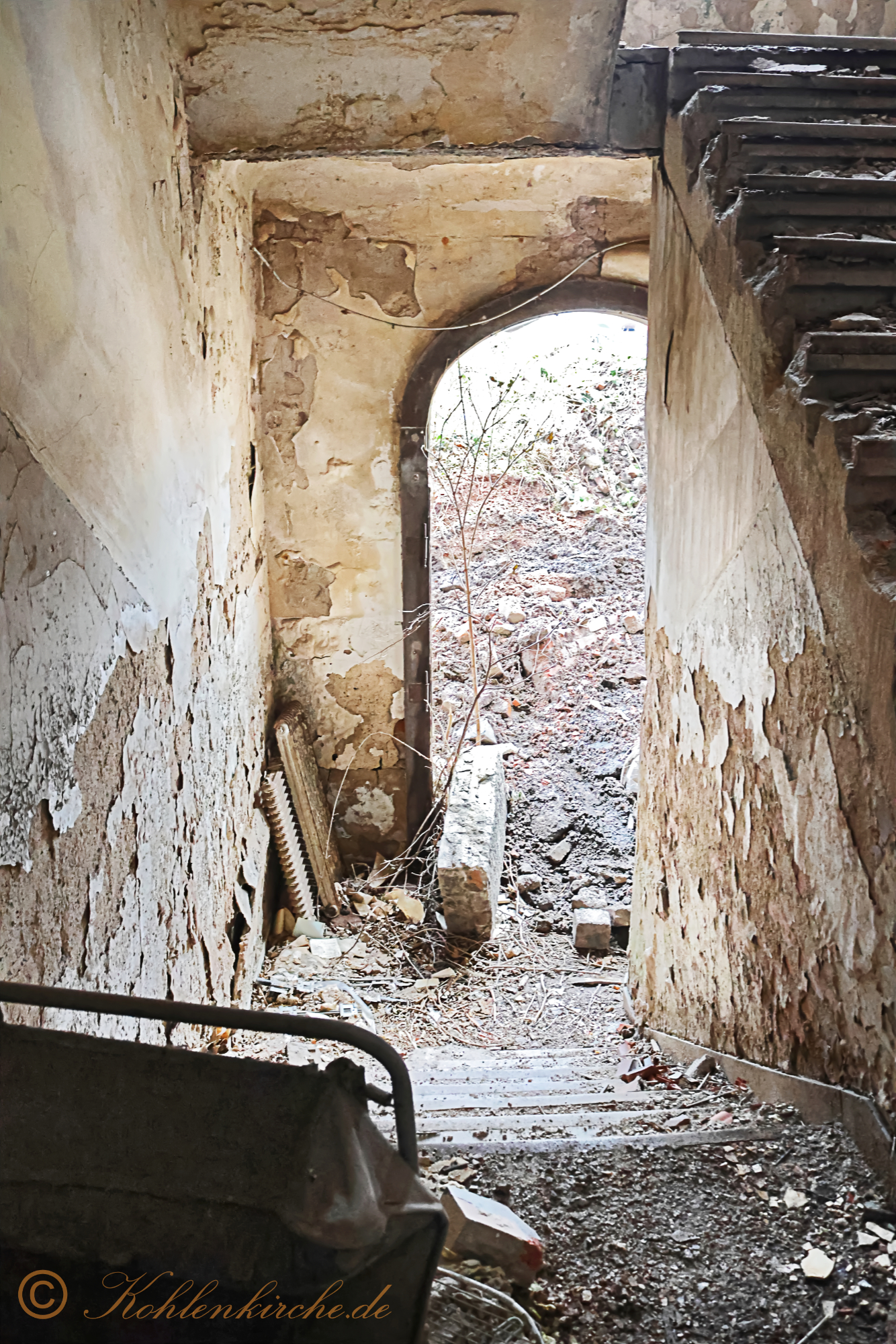 Erstes Stockwerk - Foyer: Die Decke des Foyers ist aufgrund der jahrelangen Feuchtigkeit in einem schlechten Zustand. - Stand Dezember 2023 Kohlenkirche: Letzte Bilder des Verwaltungsgebäudes