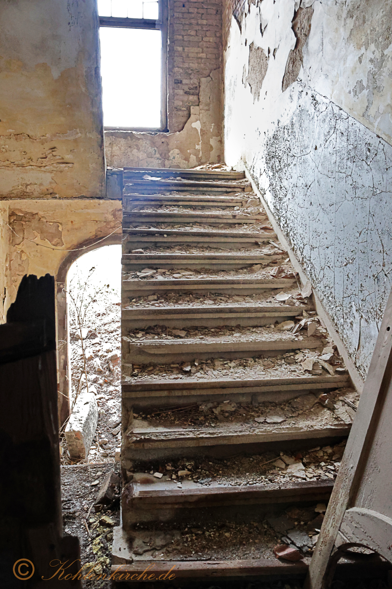 Treppenhaus: Eine alte Liege liegt vor der Treppe, die nach unten in den Keller führt. - Stand Dezember 2023 Kohlenkirche: Letzte Bilder des Verwaltungsgebäudes