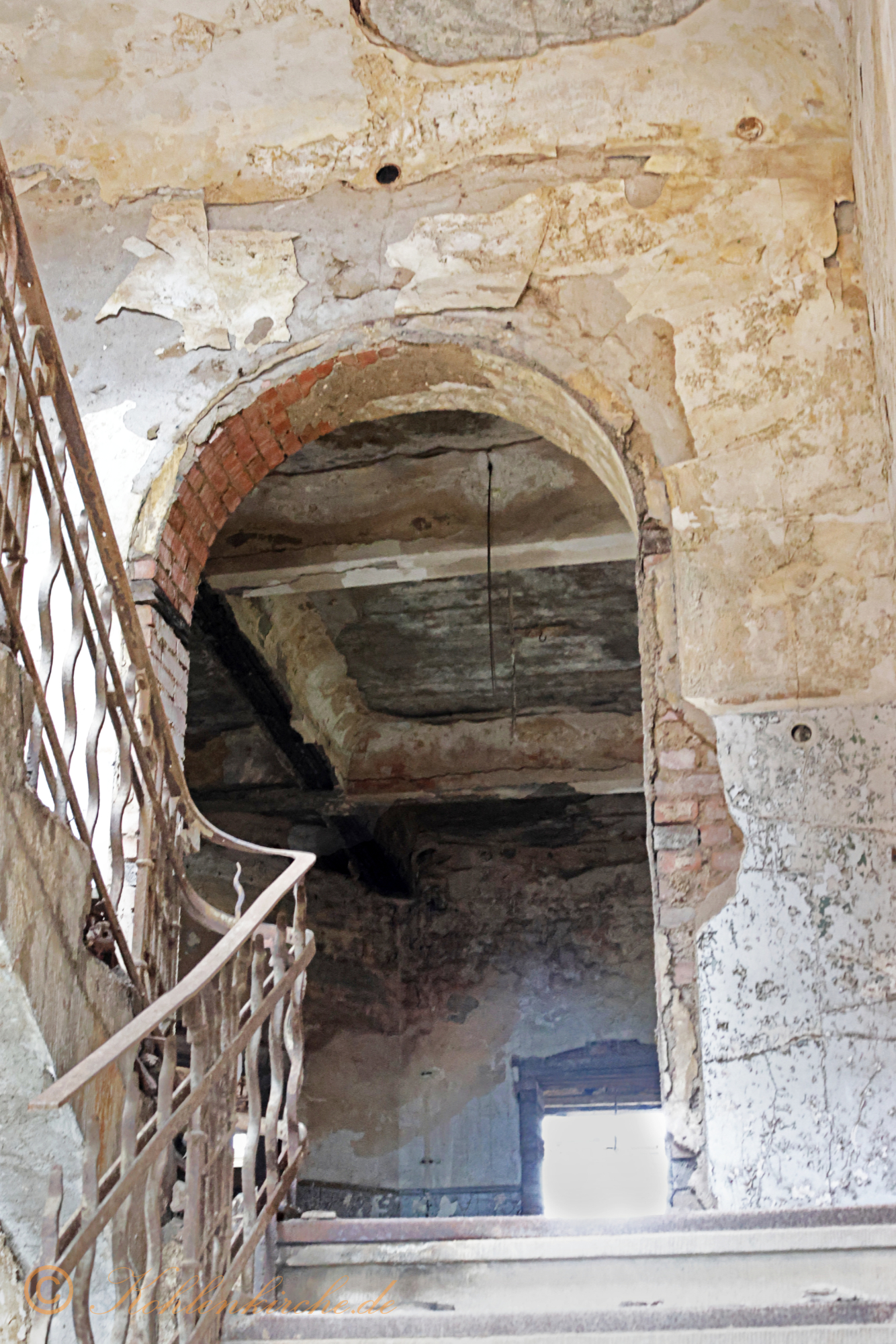 Treppenhaus: Ein Seiteneingang führte ebenfalls ins Treppenhaus und in den Keller. - Stand Dezember 2023 Kohlenkirche: Letzte Bilder des Verwaltungsgebäudes