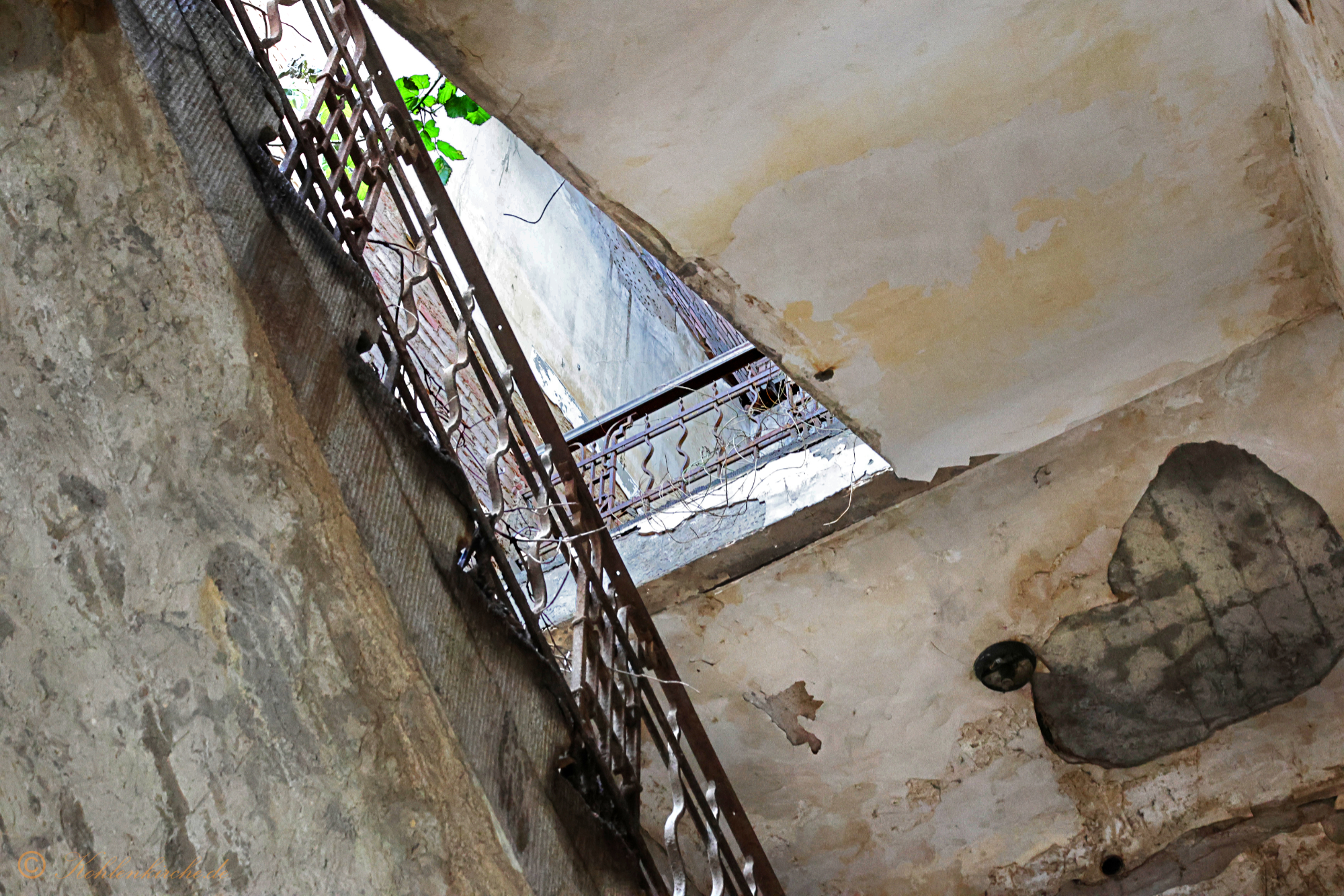 Treppenhaus: Die Treppe besteht aus massivem Beton. An der untersten Treppe fehlt das komplette Geländer. - Stand Dezember 2023 Kohlenkirche: Letzte Bilder des Verwaltungsgebäudes